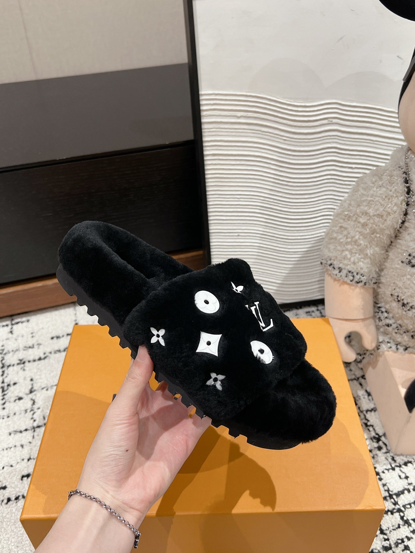LOUIS VUITTON SLIPPER IN BLACK WOOL