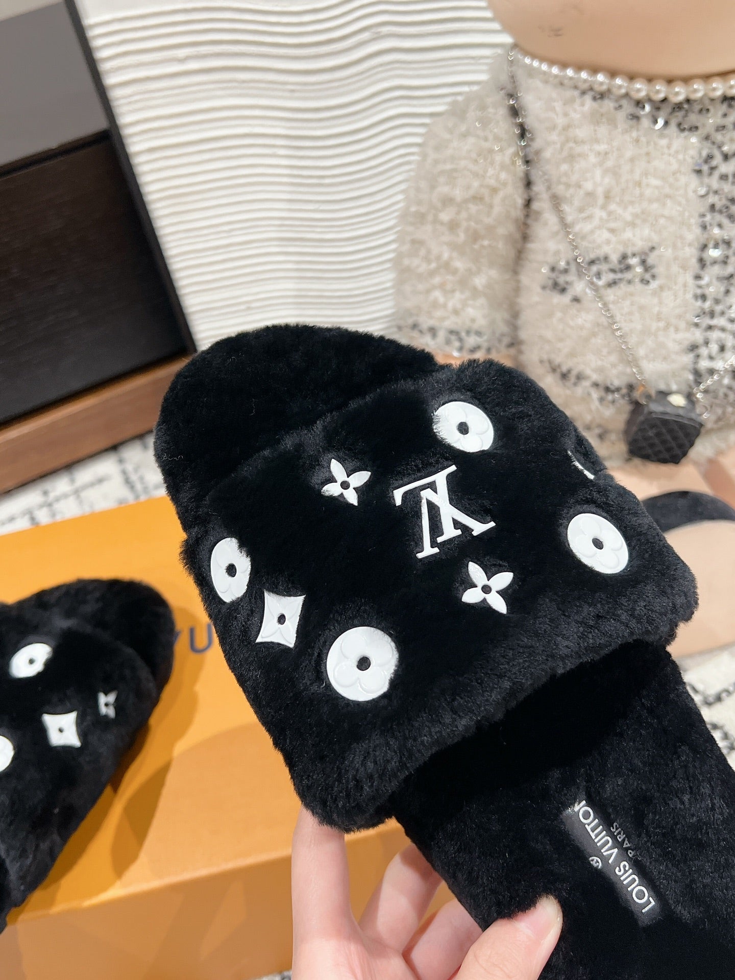 LOUIS VUITTON SLIPPER IN BLACK WOOL