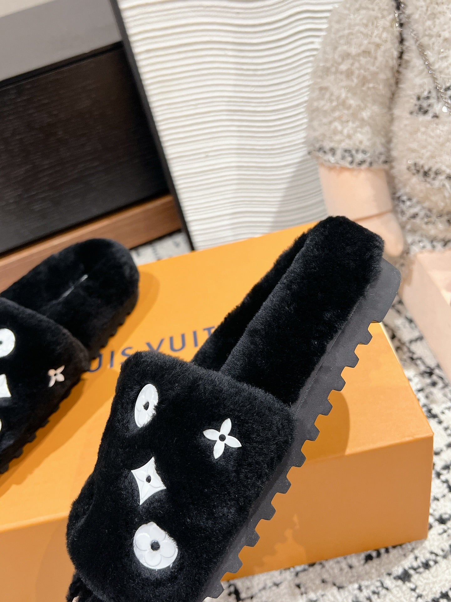LOUIS VUITTON SLIPPER IN BLACK WOOL