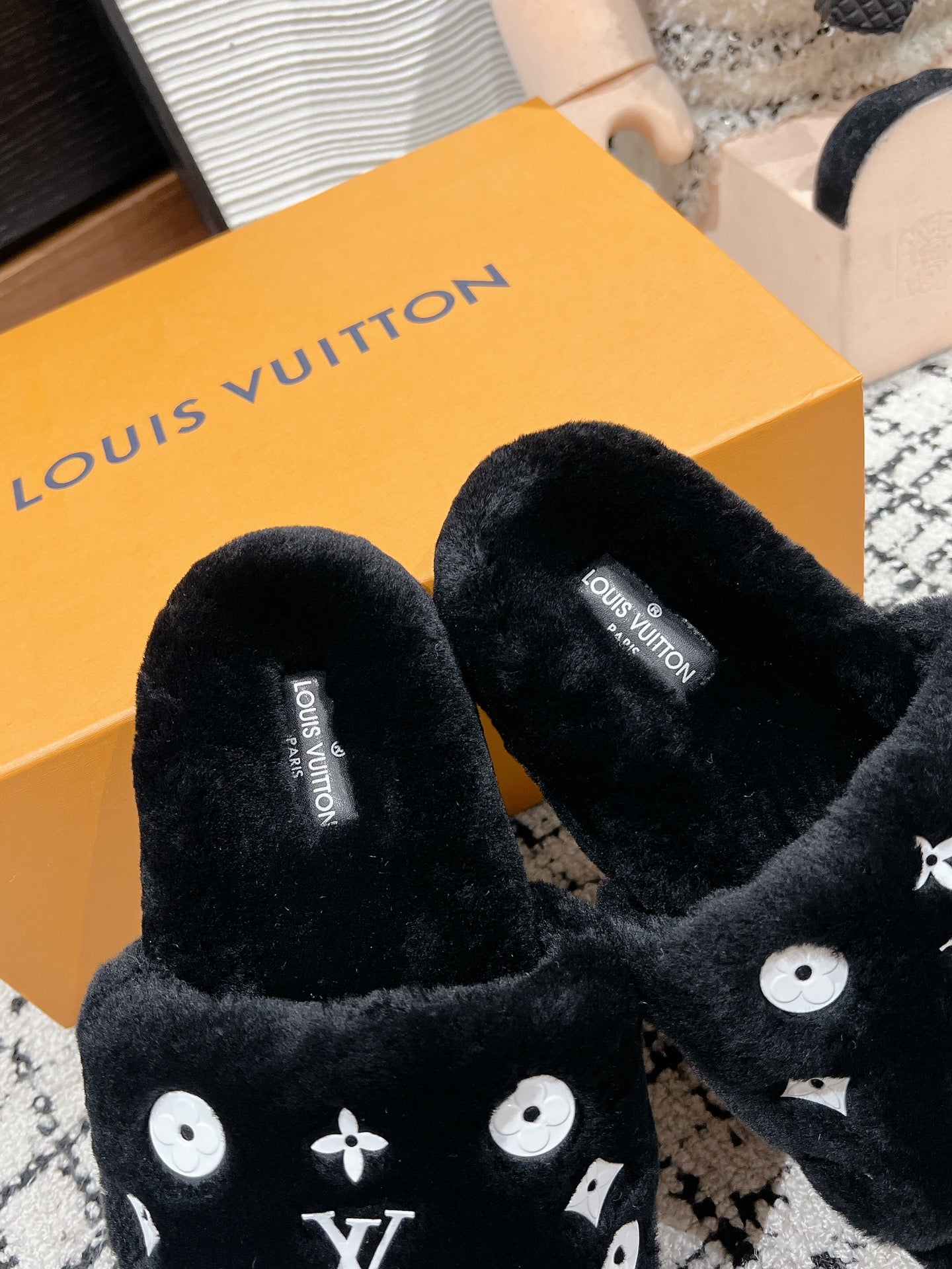 LOUIS VUITTON SLIPPER IN BLACK WOOL