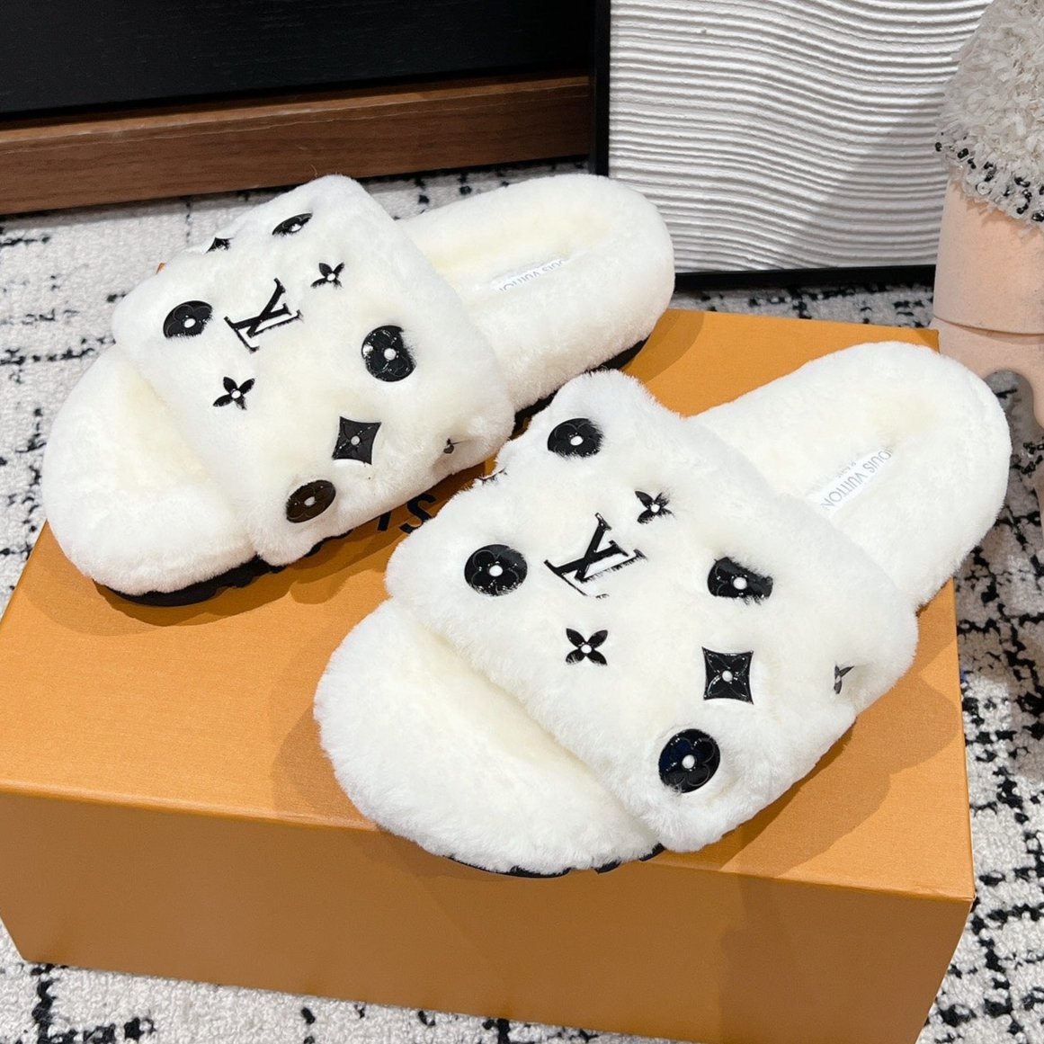 LOUIS VUITTON SLIPPER IN WHITE WOOL