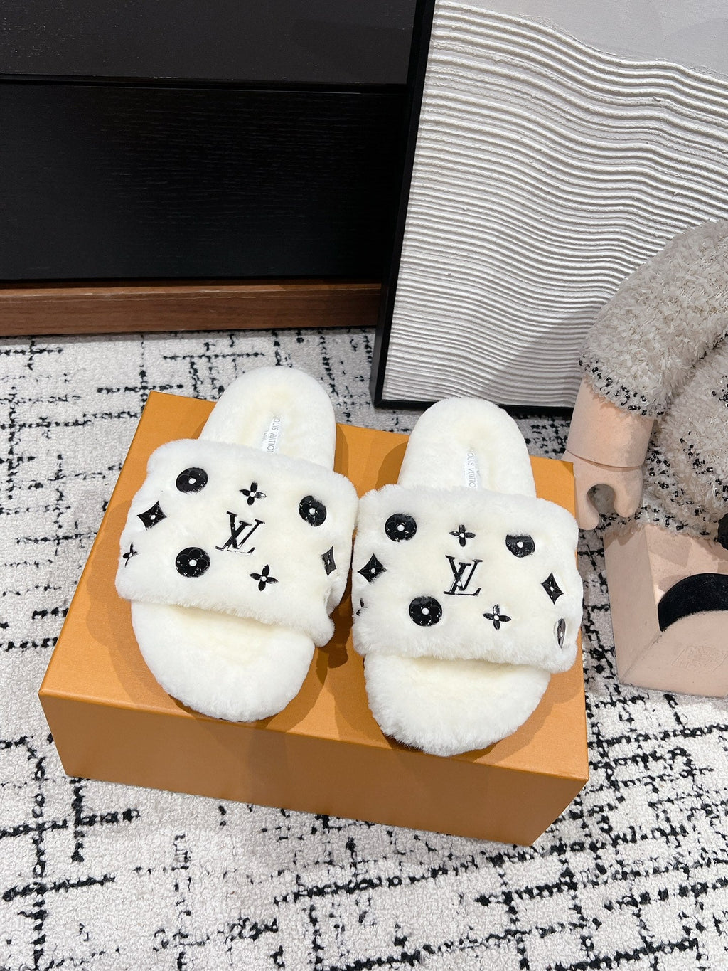LOUIS VUITTON SLIPPER IN WHITE WOOL