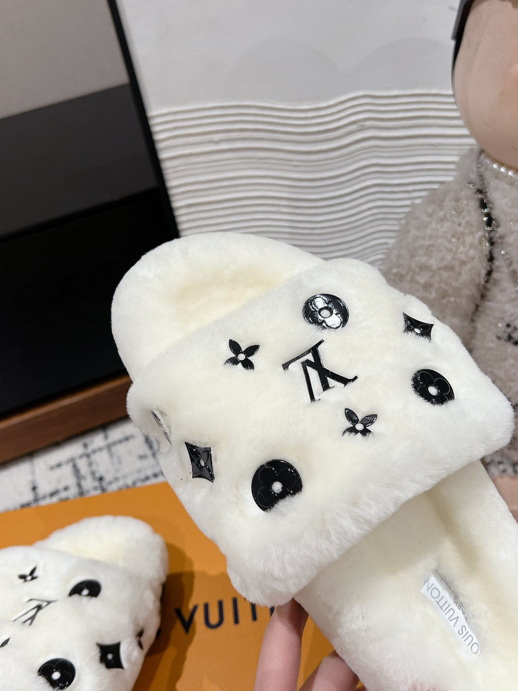 LOUIS VUITTON SLIPPER IN WHITE WOOL