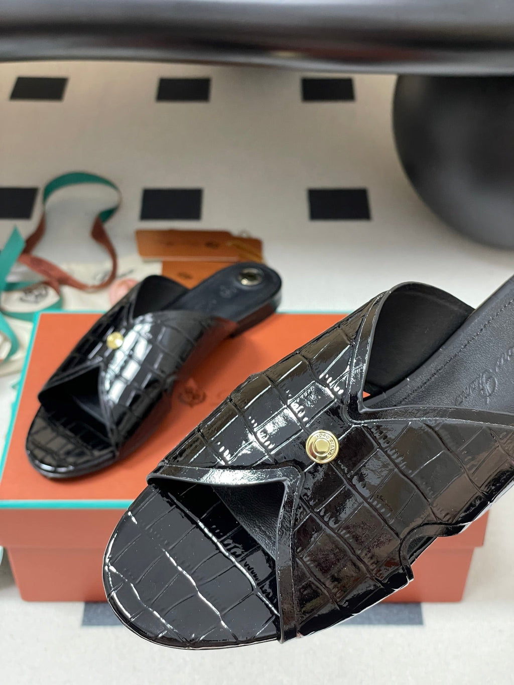FLAT SLIPPERS IN BLACK CALFSKIN SNAKE EMBOSSING