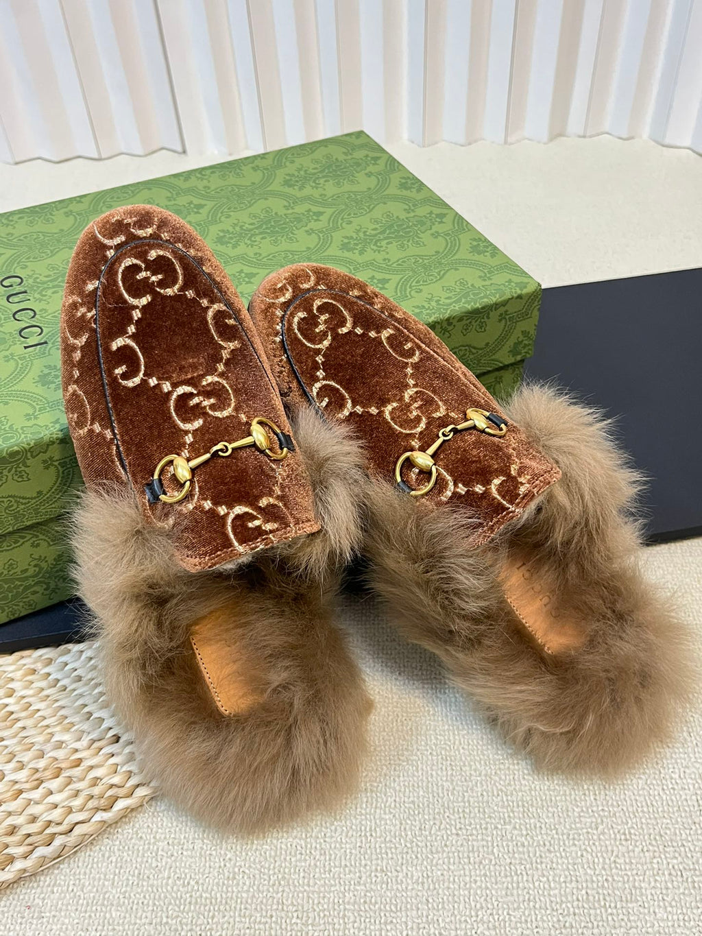 GUCCI HORSEBIT MULE IN SYRUP BROWN MONOGRAM VELVET AND LAMB WOOL LINING