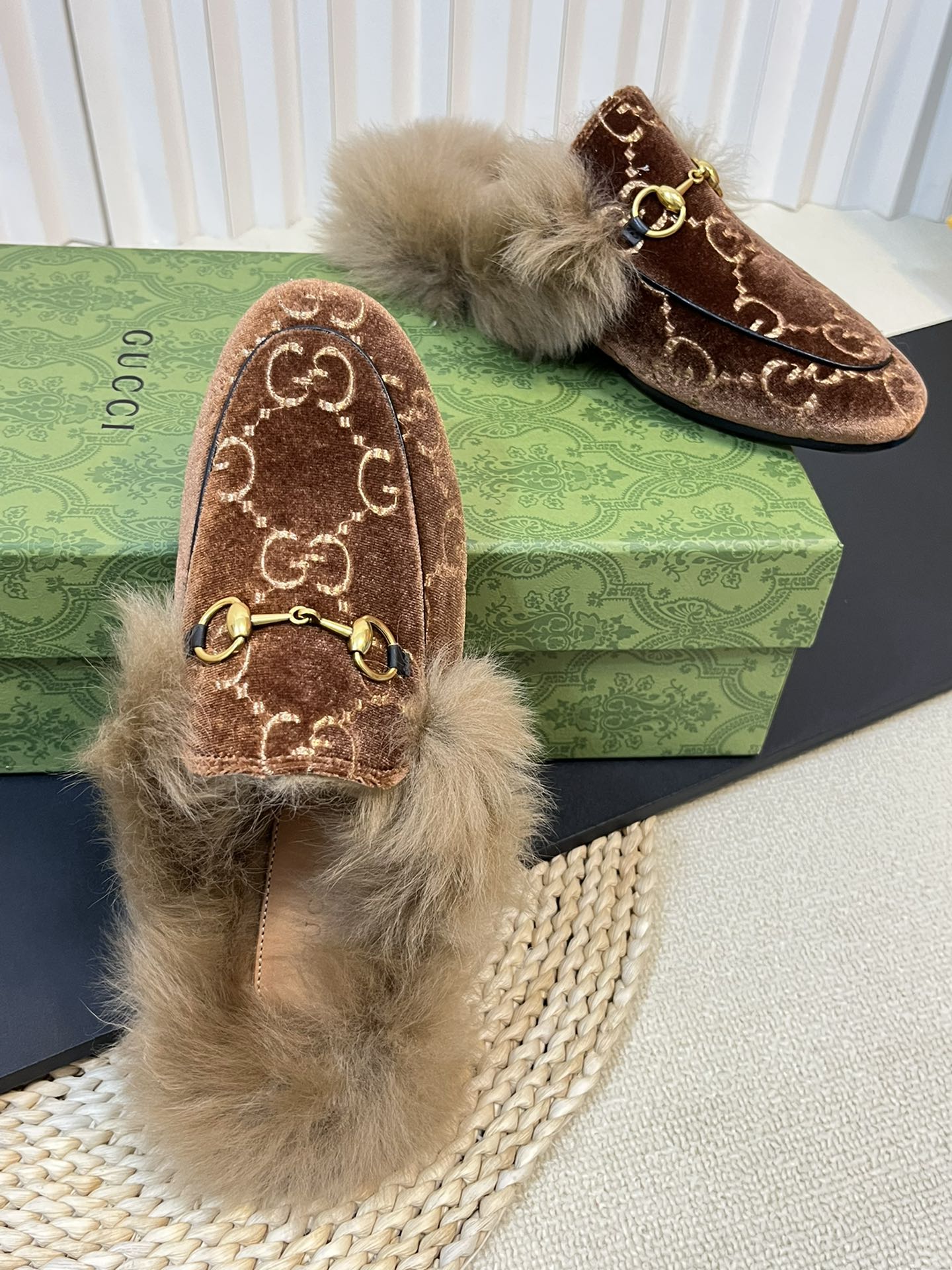 GUCCI HORSEBIT MULE IN SYRUP BROWN MONOGRAM VELVET AND LAMB WOOL LINING