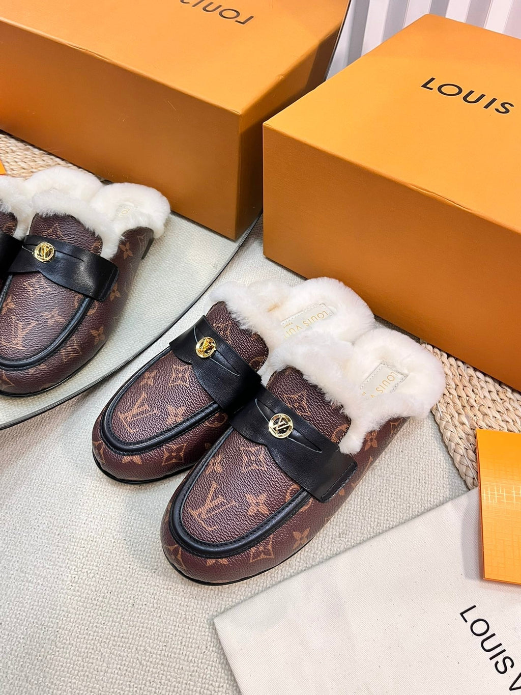 LOUIS VUITTON FLAT MULE IN CHESTNUT BROWN MONOGRAM CALFSKIN AND SHEARLING LINING