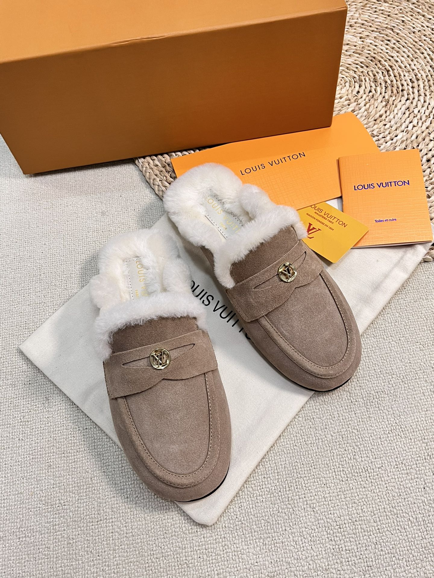 LOUIS VUITTON LV COSY FLAT COMFORT CLOG IN MEDIUM BROWN SUEDE AND SHEARLING LINING