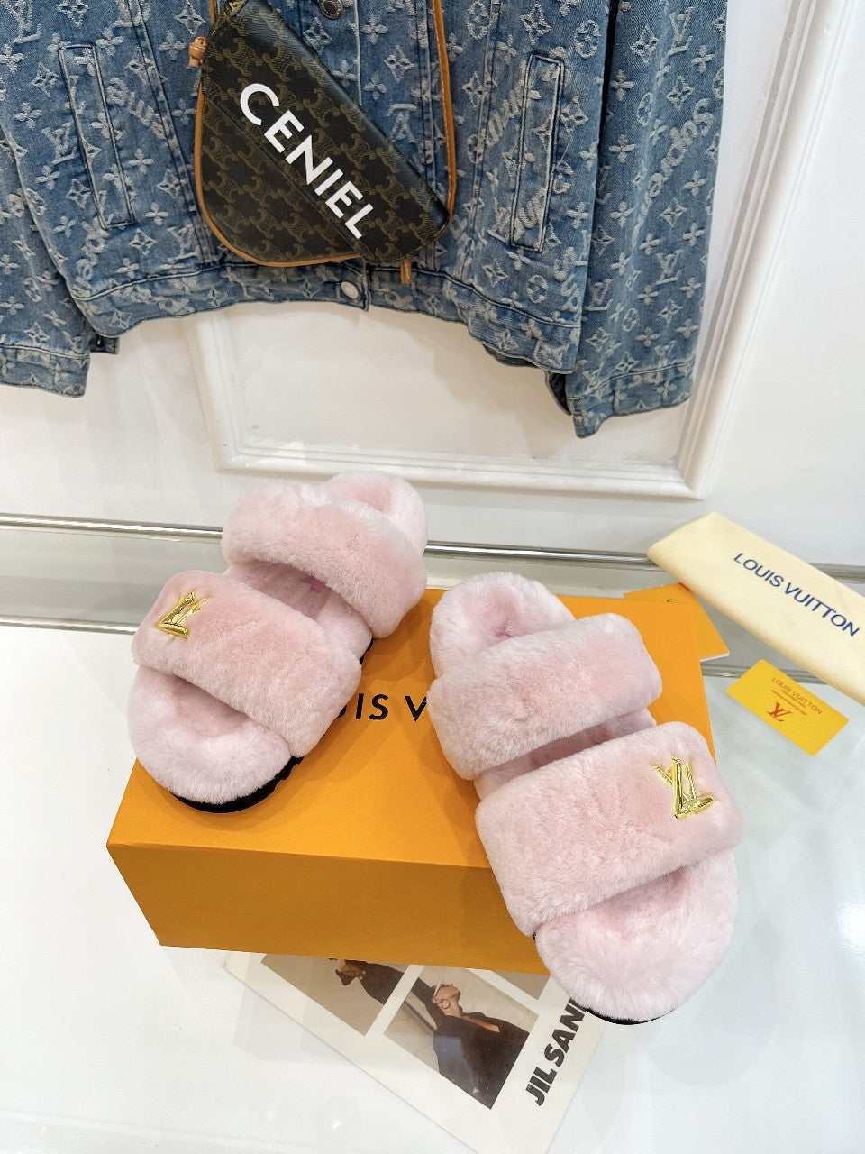 LOUIS VUITTON HALF MULE SLIPPERS IN LIGHT PINK FLEECE FEATURING METALLIC LOGO