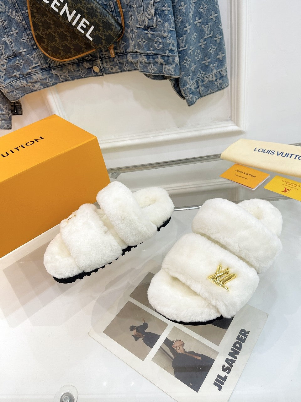 LOUIS VUITTON HALF MULE SLIPPERS IN WHITE FLEECE FEATURING METALLIC LOGO