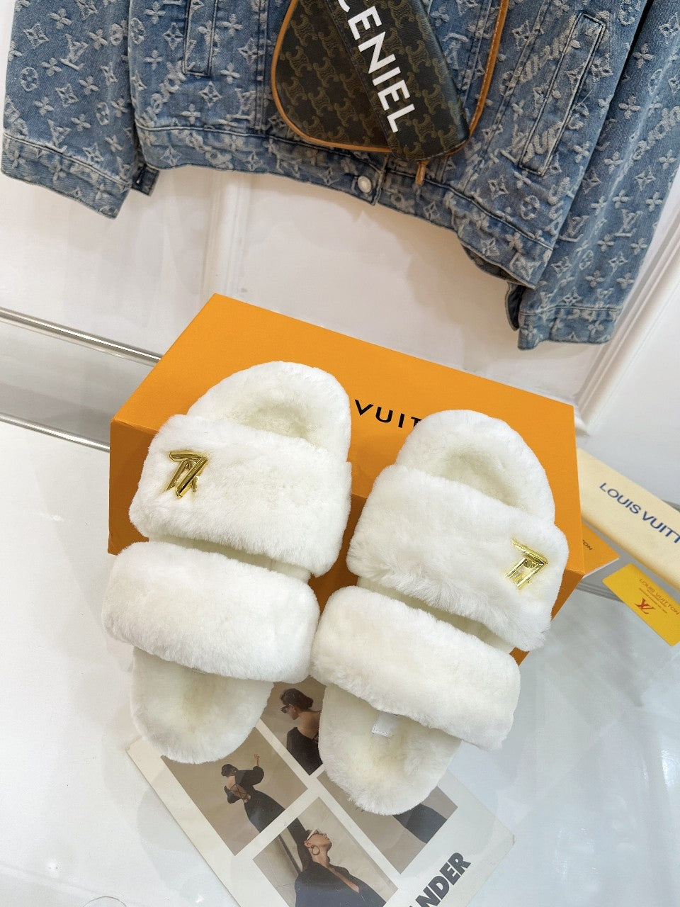 LOUIS VUITTON HALF MULE SLIPPERS IN WHITE FLEECE FEATURING METALLIC LOGO