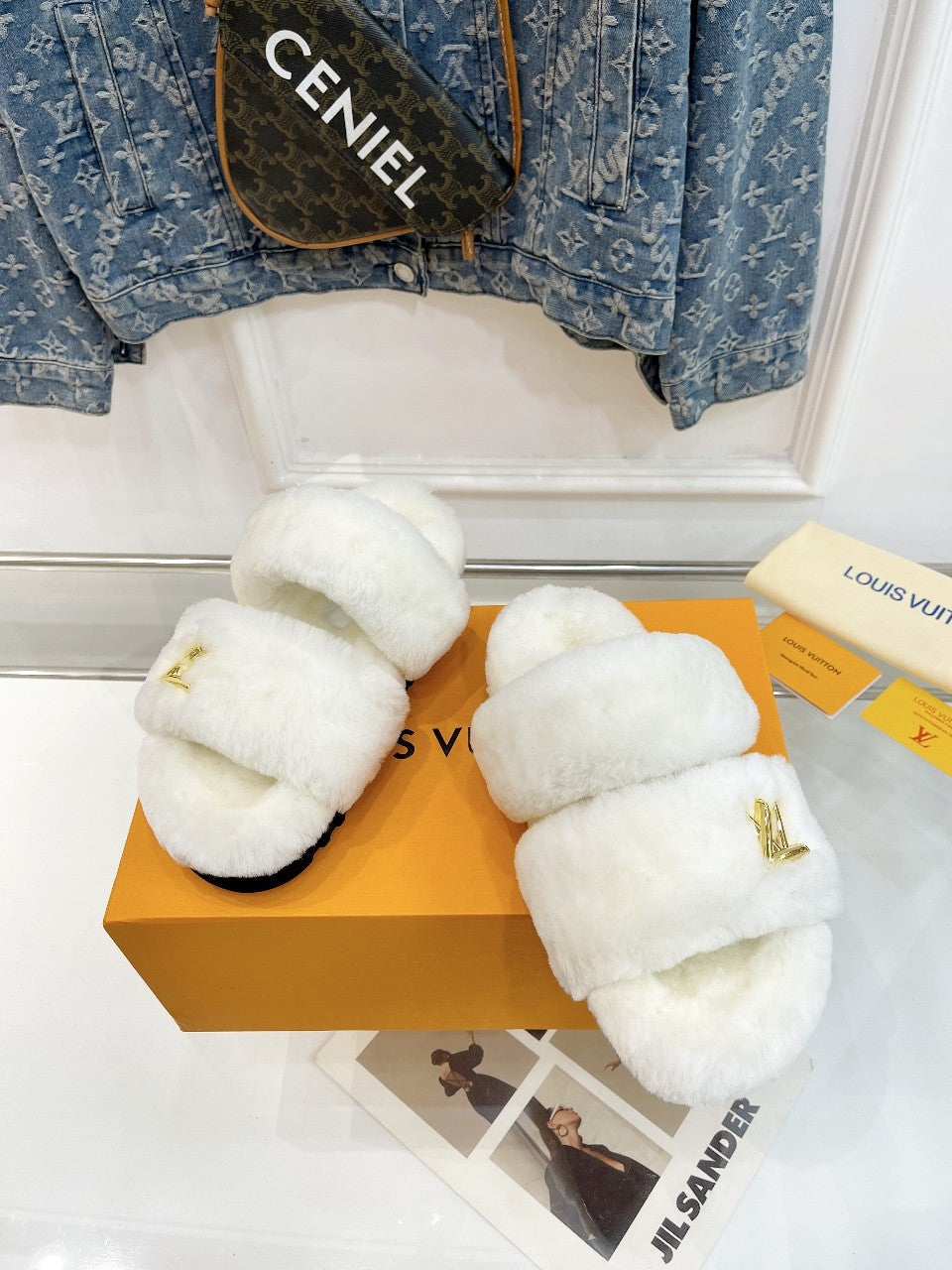 LOUIS VUITTON HALF MULE SLIPPERS IN WHITE FLEECE FEATURING METALLIC LOGO
