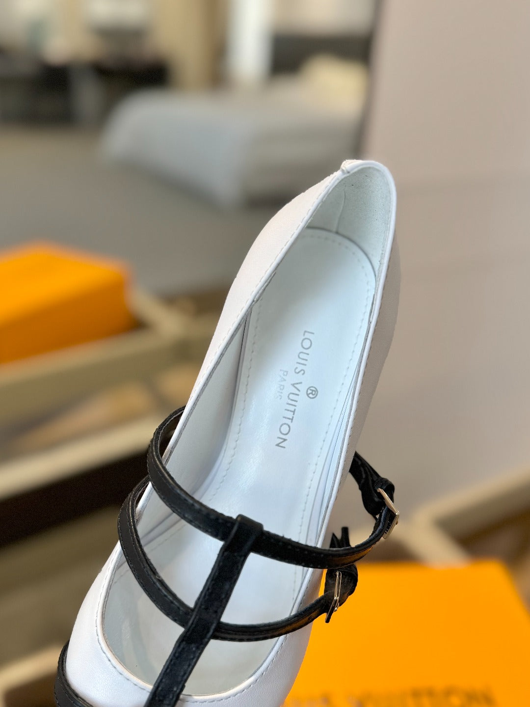 LOUIS VUITTON HIGH PUMP 5 CM TRIPLE-STRAP IN WHITE CALFSKIN WITH BLACK STRAP