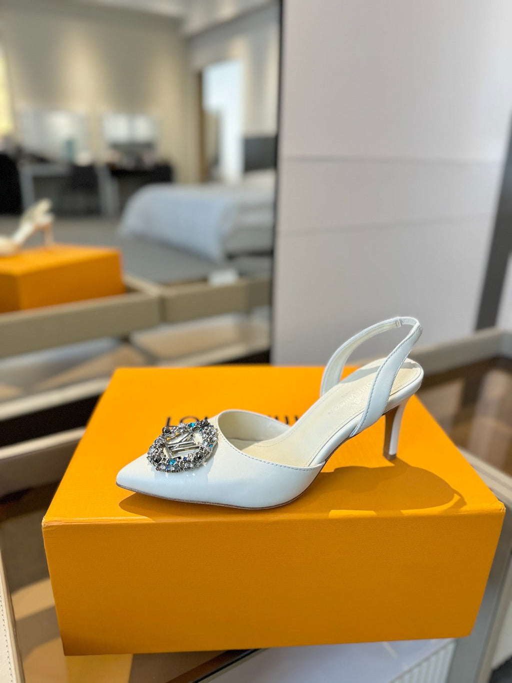 LOUIS VUITTON HIGH HEEL 75 MM SLINGBACK IN WHITE CALFSKIN WITH CRYSTAL