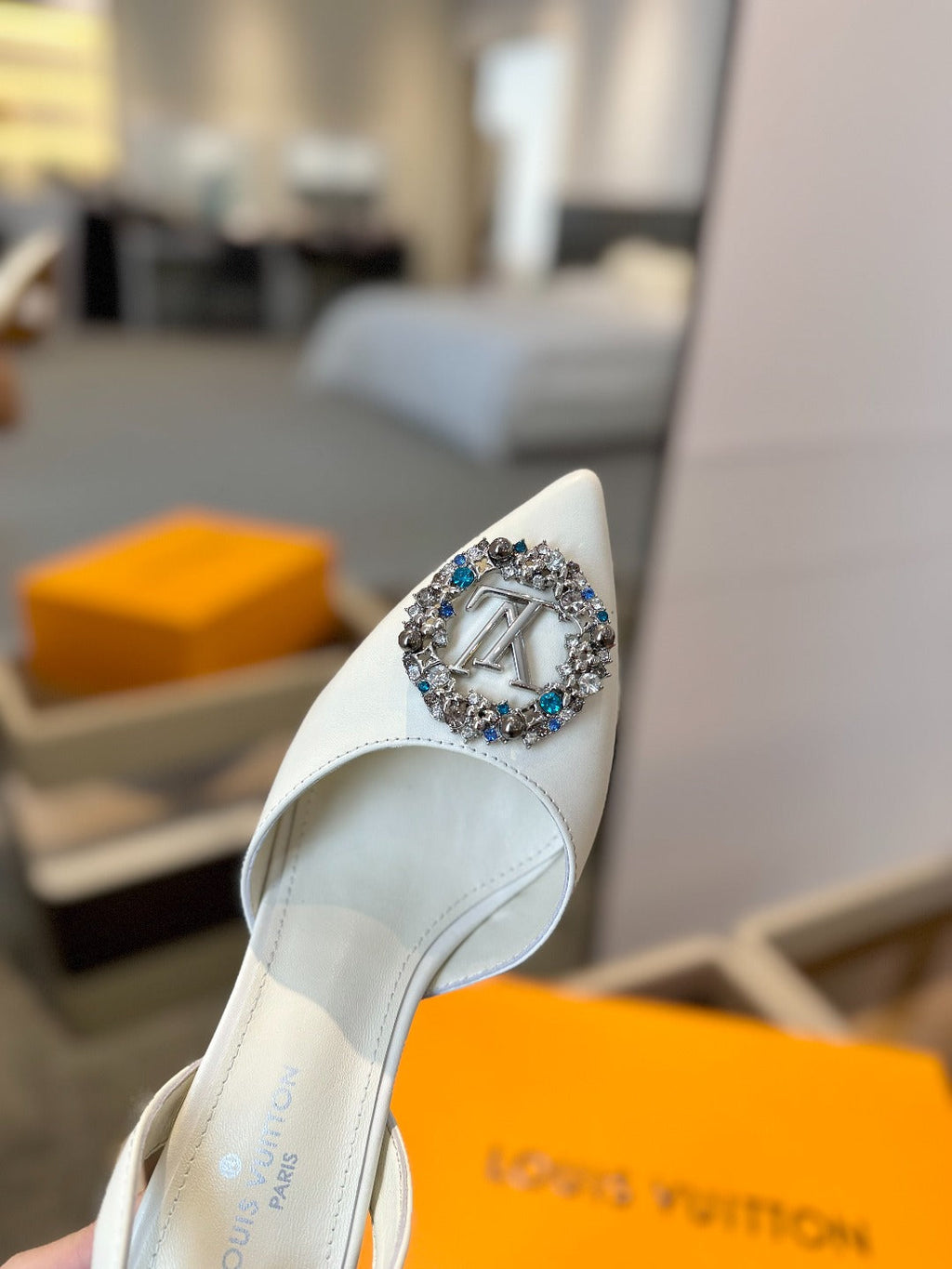 LOUIS VUITTON HIGH HEEL 75 MM SLINGBACK IN WHITE CALFSKIN WITH CRYSTAL