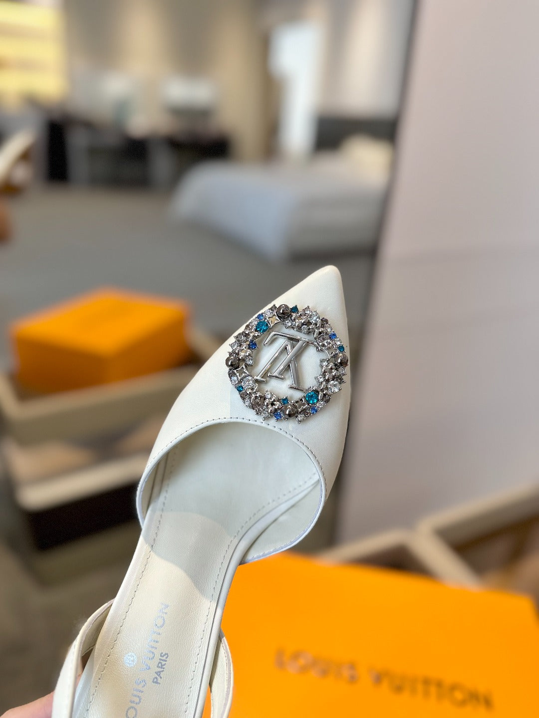 LOUIS VUITTON HIGH HEEL 75 MM SLINGBACK IN WHITE CALFSKIN WITH CRYSTAL