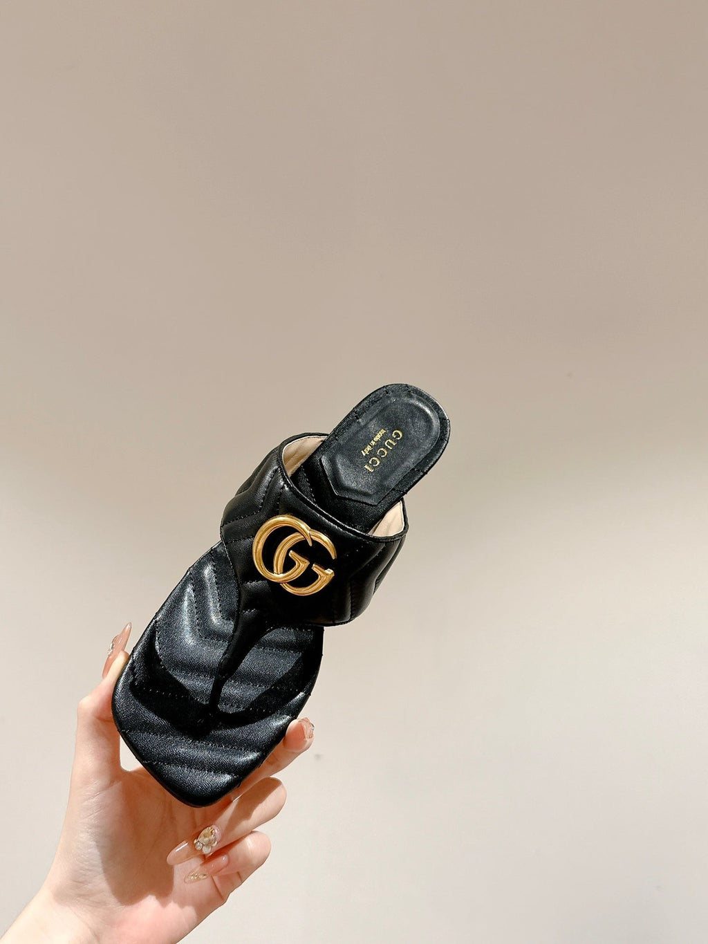 GUCCI HIGH THONG MULE 55MM IN BLACK CALFSKIN WITH GOLD HARDWARE