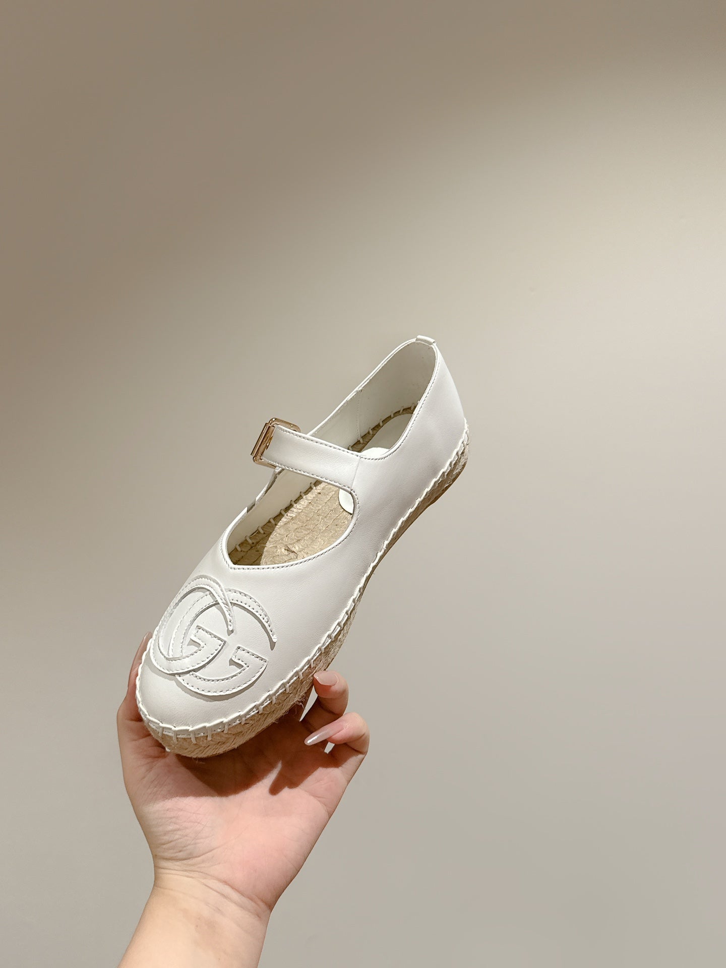 GUCCI CROSS STRAP FLAT SHOES IN WHITE CALFSKIN WITH STRAW SOLE