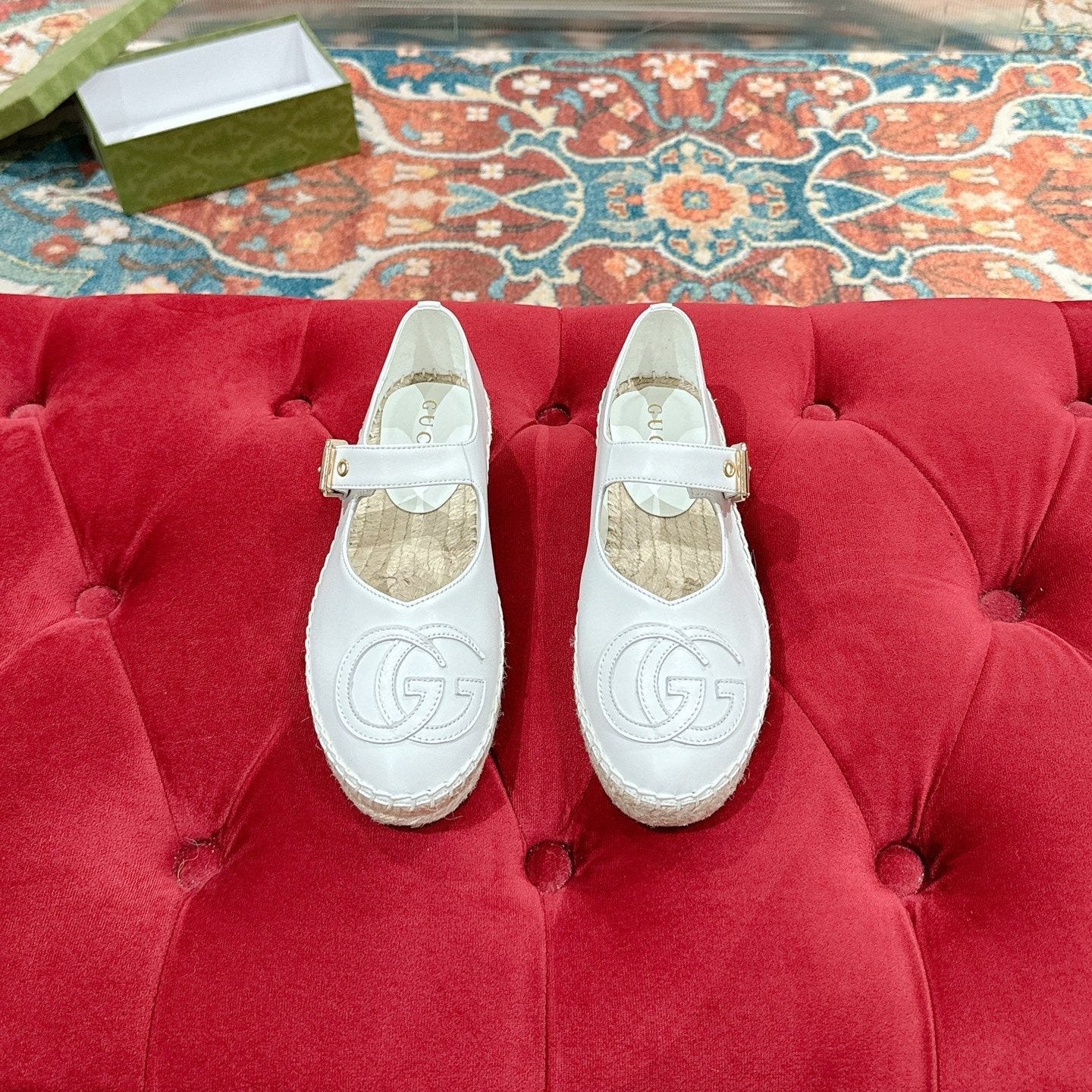 GUCCI CROSS STRAP FLAT SHOES IN WHITE CALFSKIN WITH STRAW SOLE