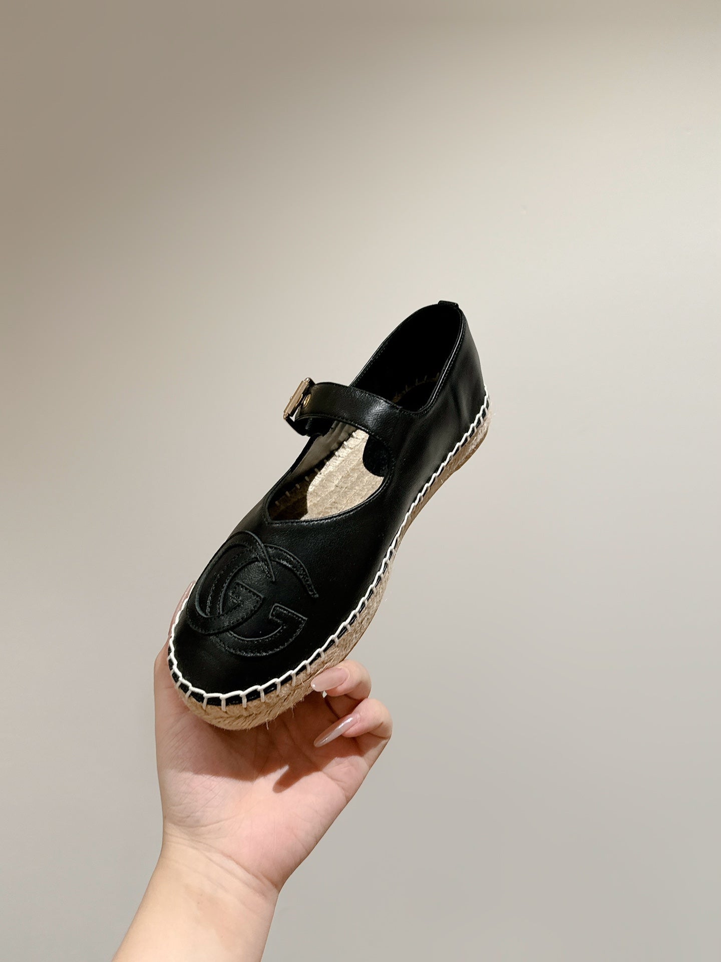 GUCCI CROSS STRAP FLAT SHOES IN BLACK CALFSKIN WITH STRAW SOLE
