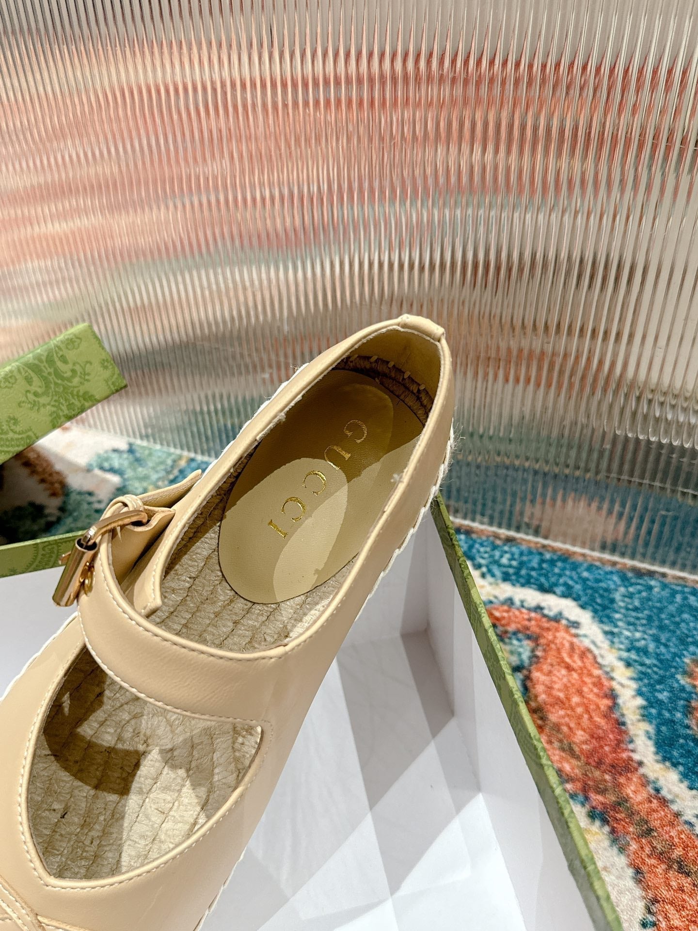 GUCCI CROSS STRAP FLAT SHOES IN BEIGE CALFSKIN WITH STRAW SOLE