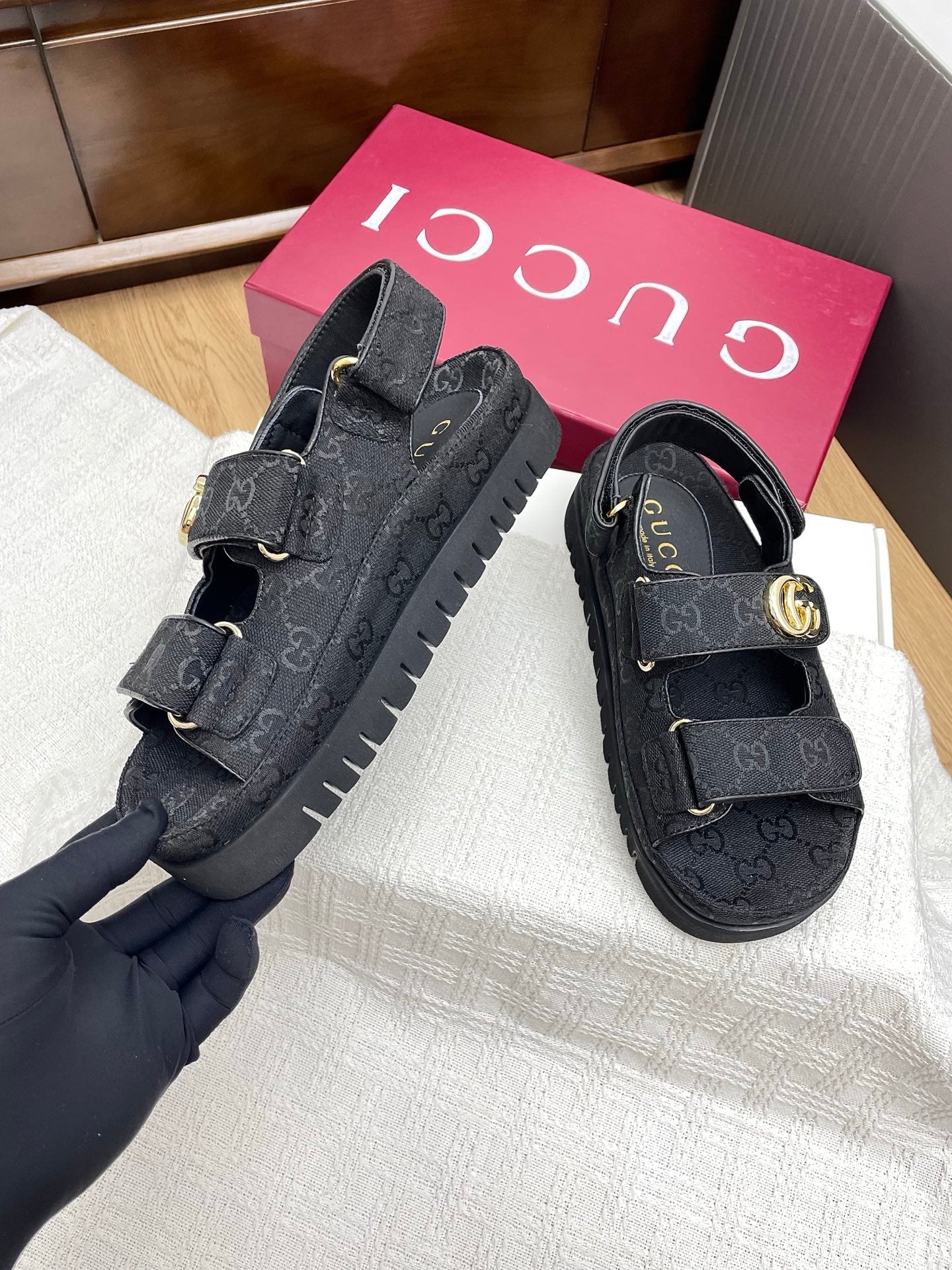 GUCCI CLASSIC SANDALS 25S IN BLACK FABRIC WITH GOLD HARDWARE