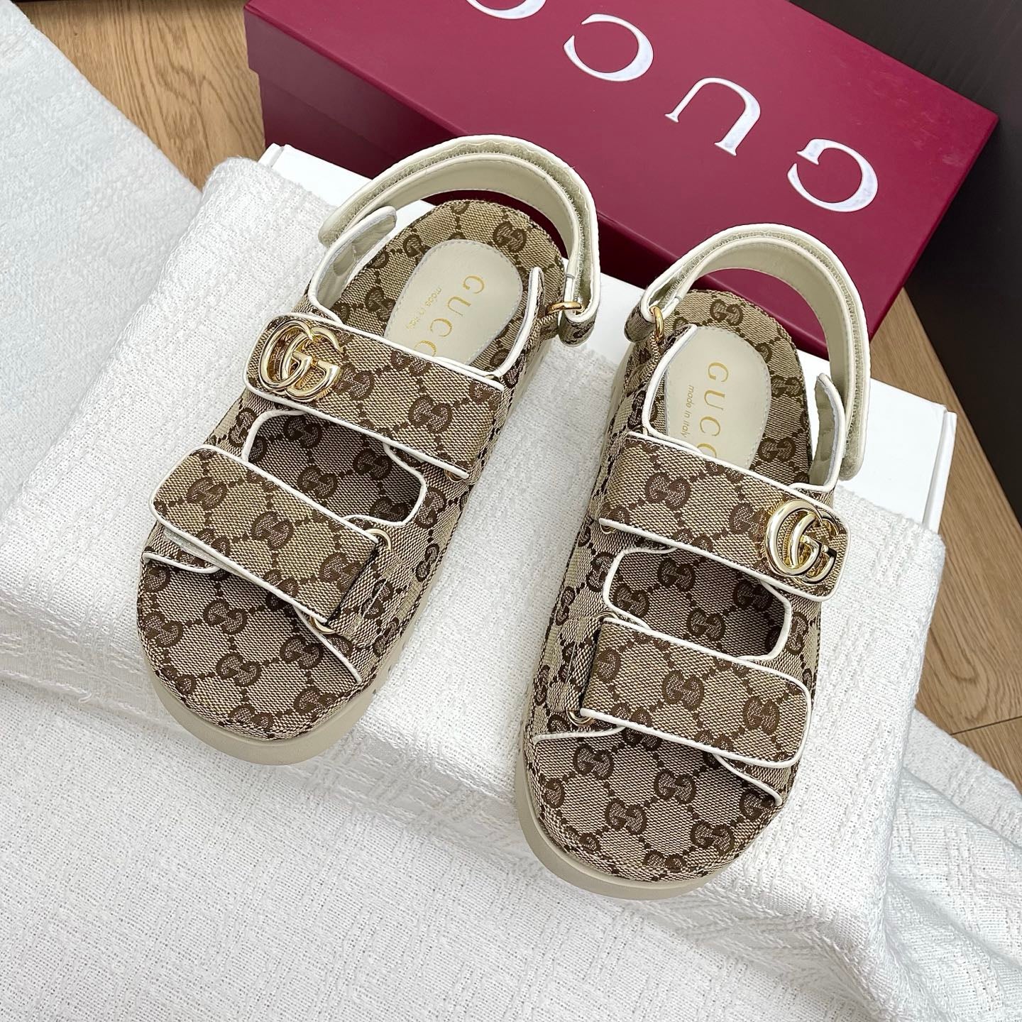 GUCCI CLASSIC SANDALS 25S IN BEIGE FABRIC WITH GOLD HARDWARE