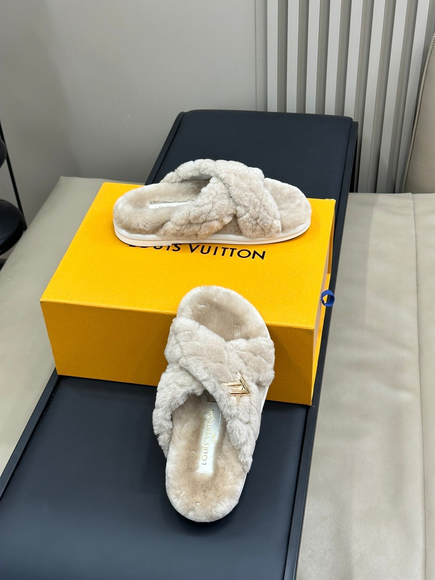 LOUIS VUITTON LV WOMEN'S SUNSET COMFORT FLAT MULE IN BEIGE FLEECE