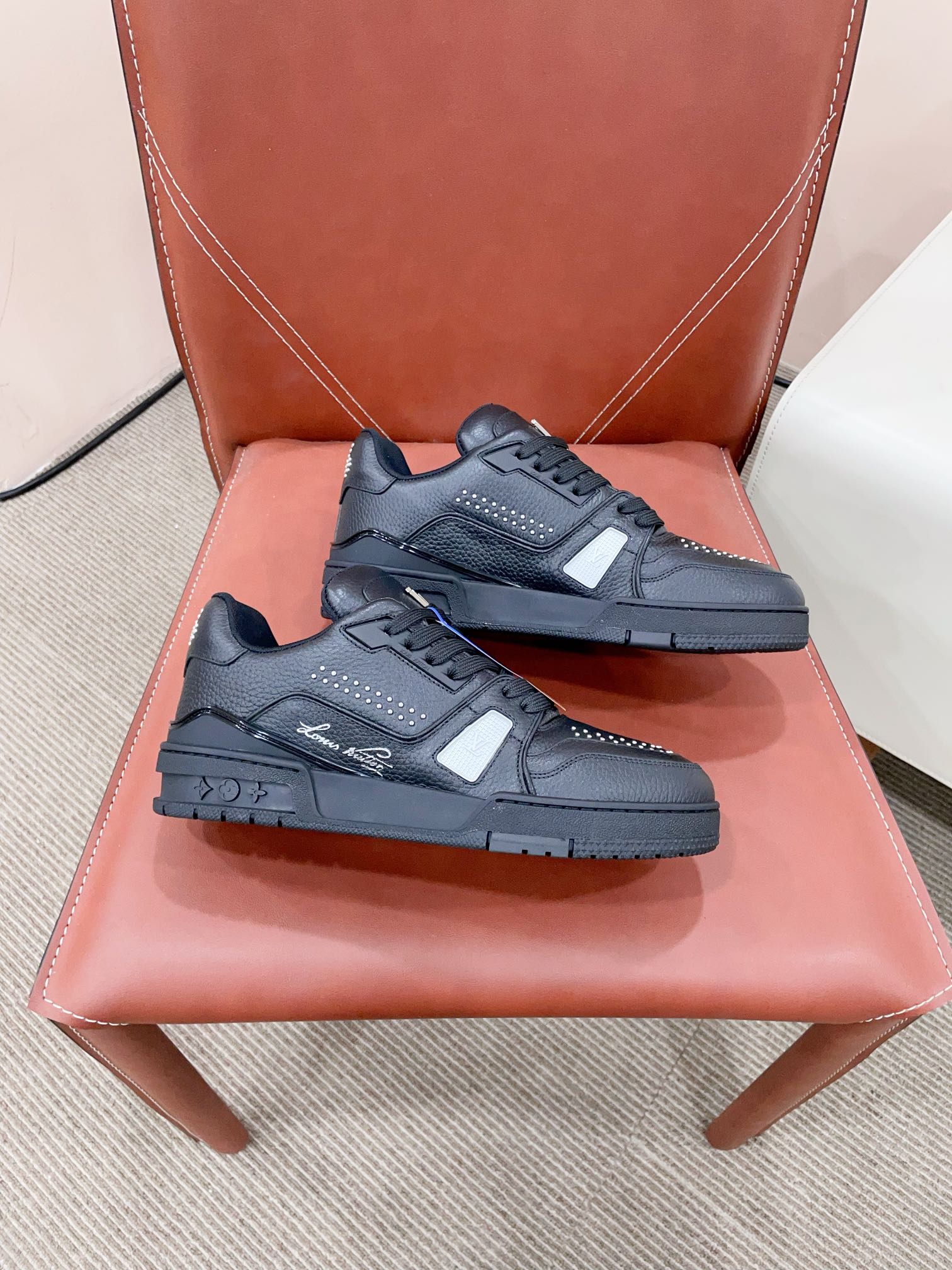 LOUIS VUITTON TRAINER SNEAKER IN BLACK CALFSKIN