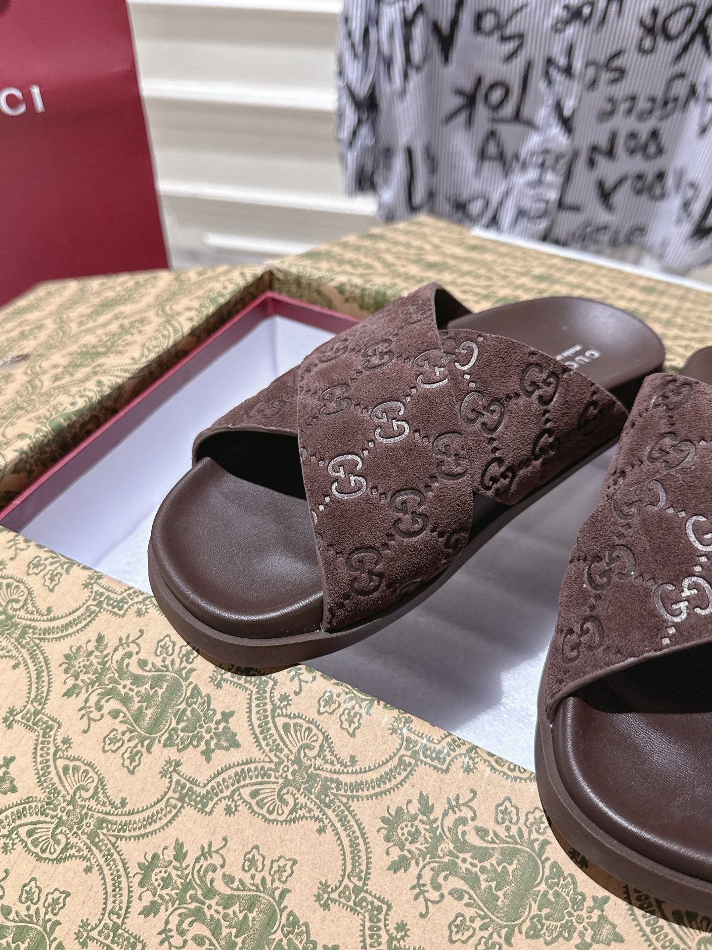 GUCCI SLIDES IN DARK BROWN SUEDE WITH EMBOSSED LOGO STYLE 8