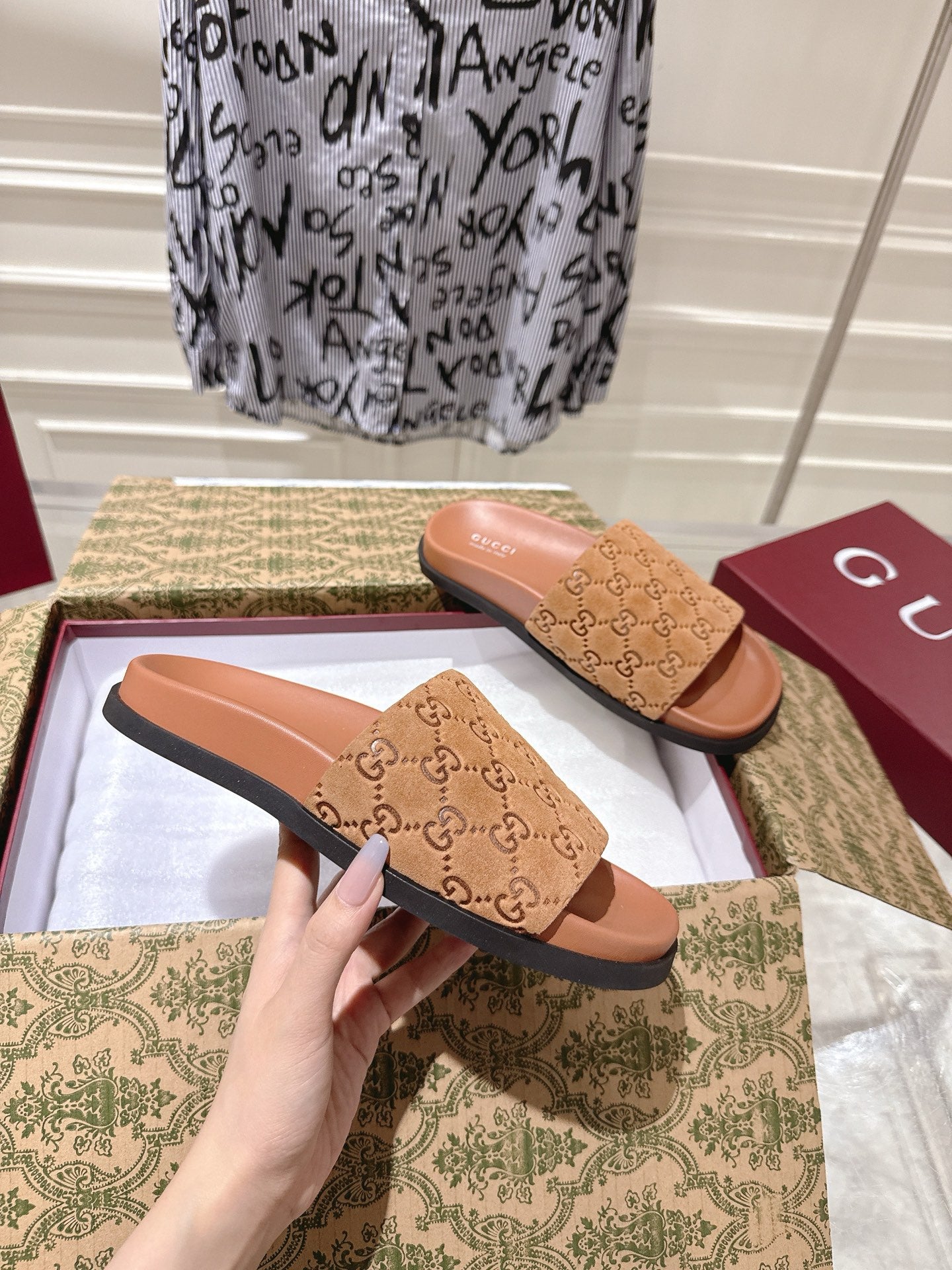 GUCCI SLIDES IN BURNT ORANGE SUEDE WITH EMBOSSED LOGO STYLE 5