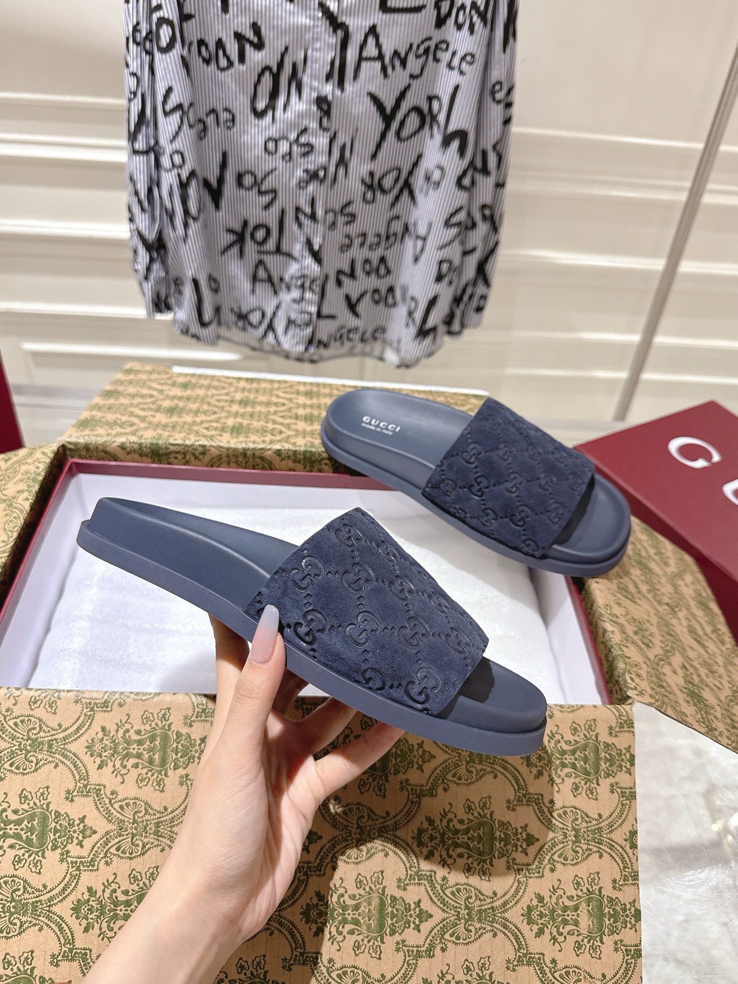 GUCCI SLIDES IN NAVY BLUE SUEDE WITH EMBOSSED LOGO STYLE 4