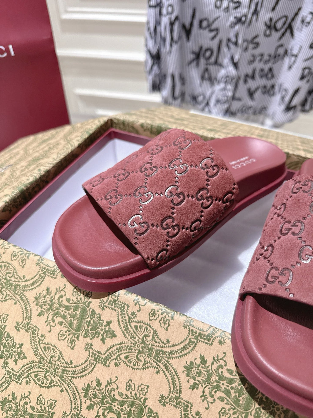 GUCCI SLIDES IN RED SUEDE WITH EMBOSSED LOGO STYLE 3