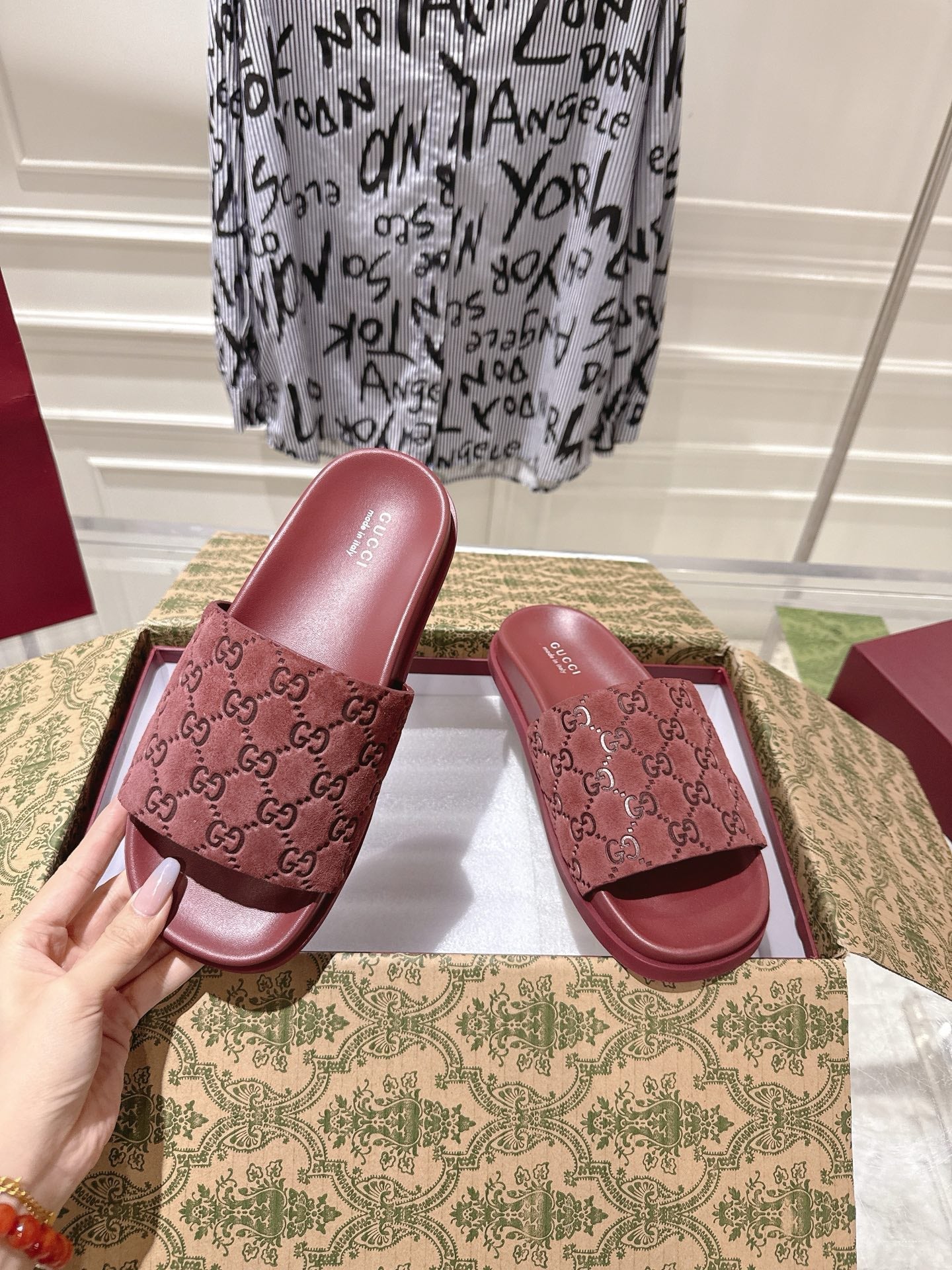 GUCCI SLIDES IN RED SUEDE WITH EMBOSSED LOGO STYLE 3