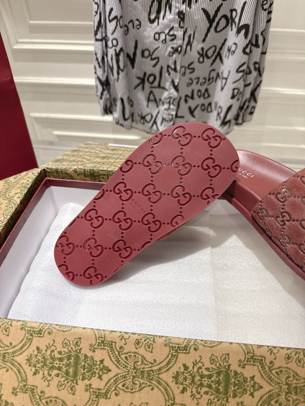 GUCCI SLIDES IN RED SUEDE WITH EMBOSSED LOGO STYLE 3