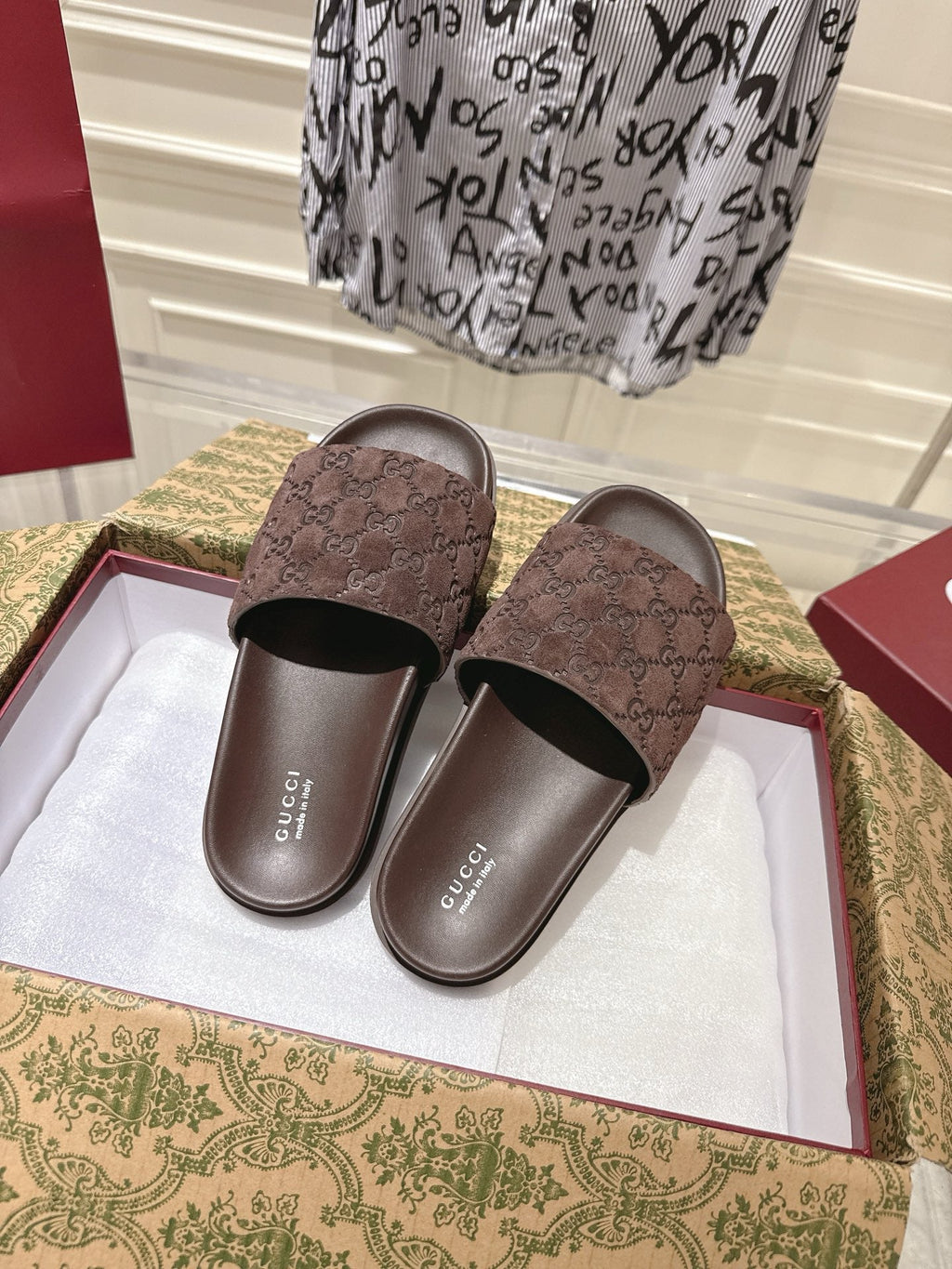 GUCCI SLIDES IN DARK BROWN SUEDE WITH EMBOSSED LOGO STYLE 1