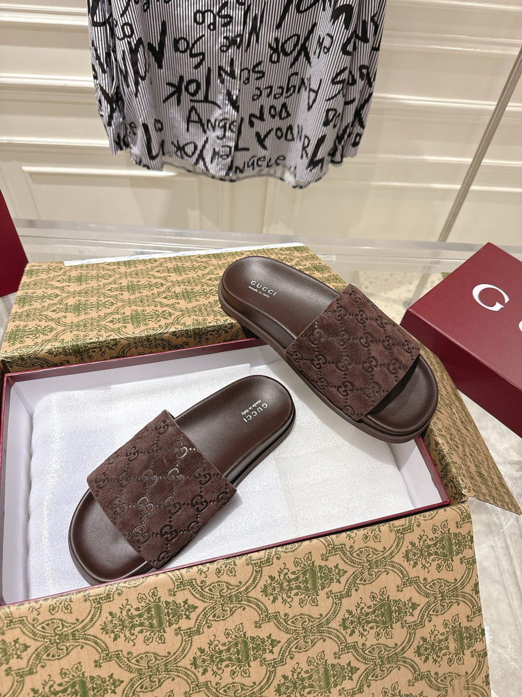 GUCCI SLIDES IN DARK BROWN SUEDE WITH EMBOSSED LOGO STYLE 1