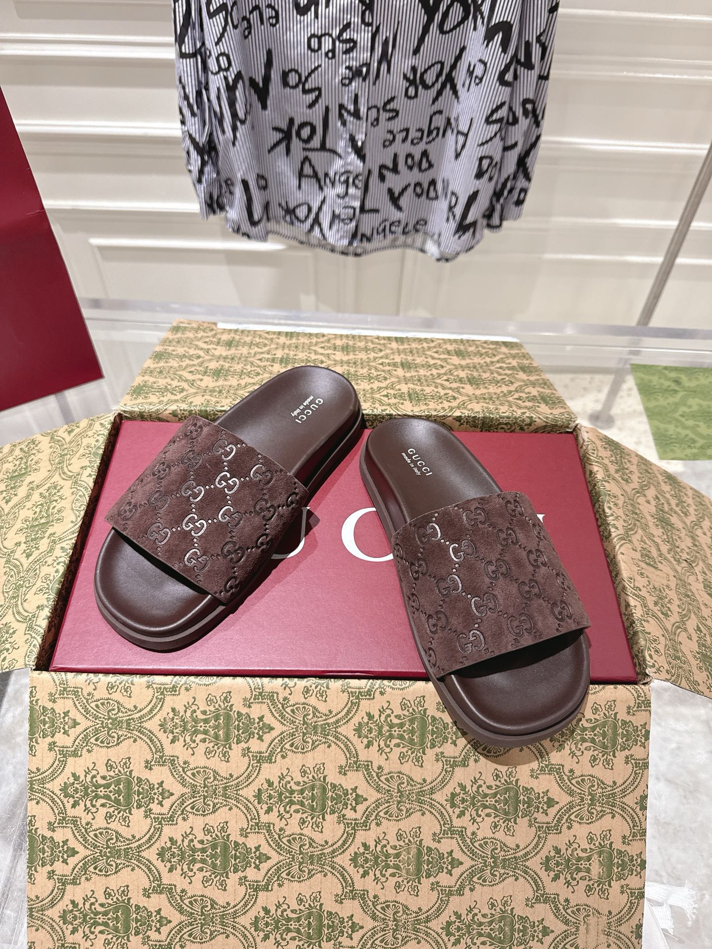 GUCCI SLIDES IN DARK BROWN SUEDE WITH EMBOSSED LOGO STYLE 1