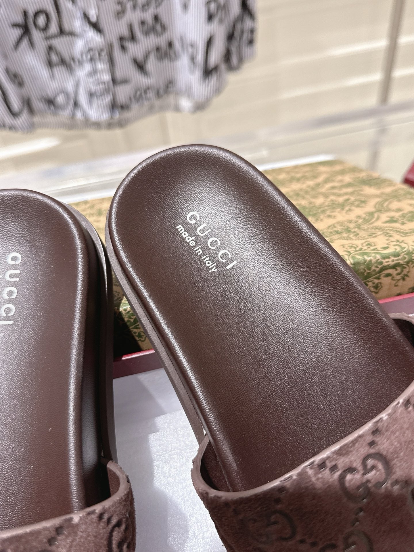 GUCCI SLIDES IN DARK BROWN SUEDE WITH EMBOSSED LOGO STYLE 1