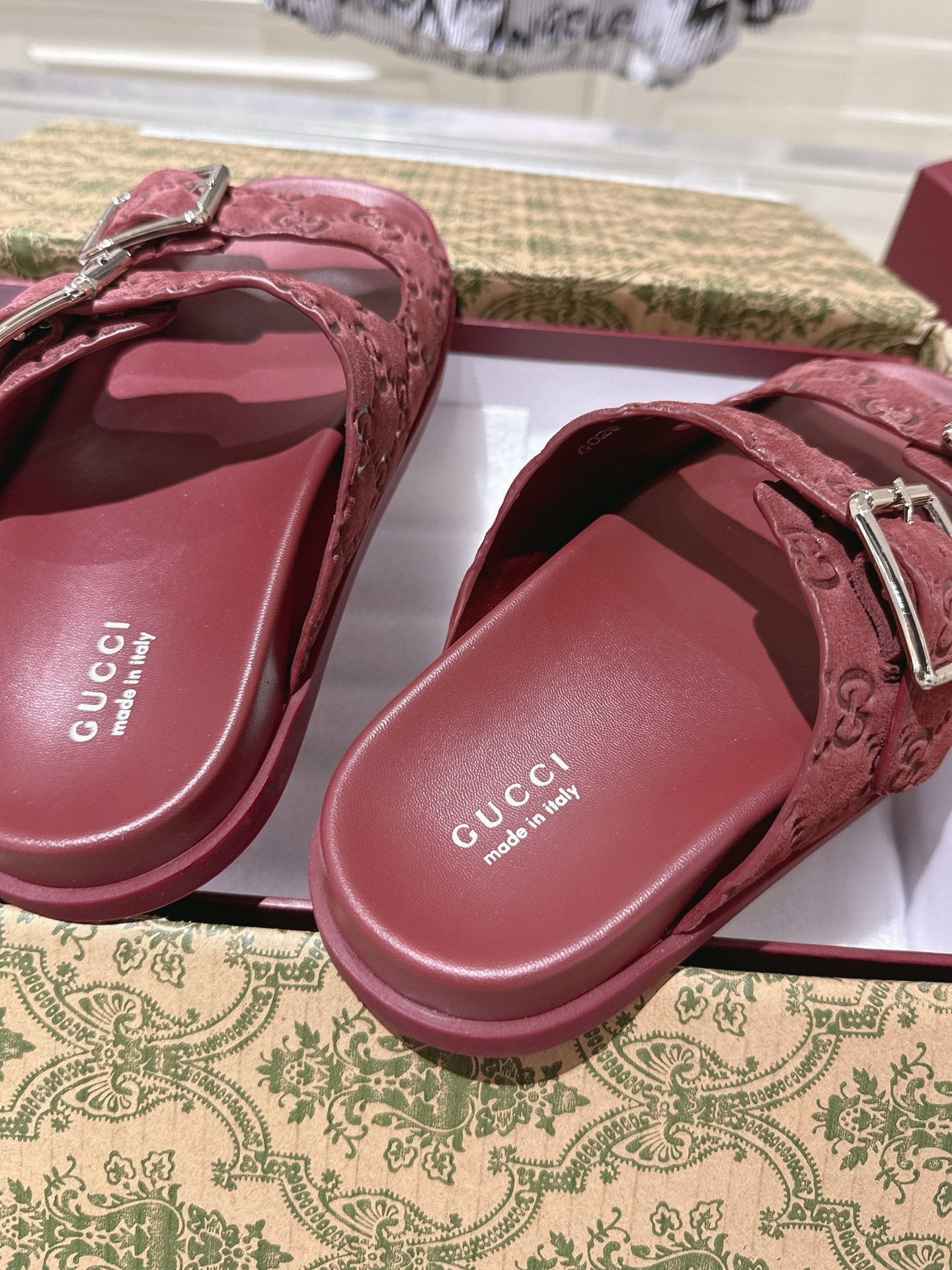 GUCCI SANDALS IN NAVY RED SUEDE EMBOSSED LOGO SILVER HARDWARE