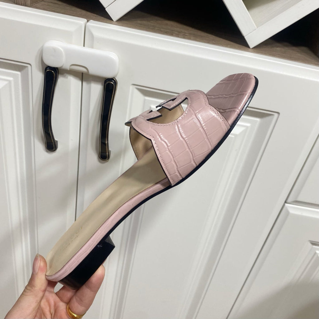 GUCCI SLIDES IN PASTEL PINK CALFSKIN LOGO-EMBOSSED STRAP