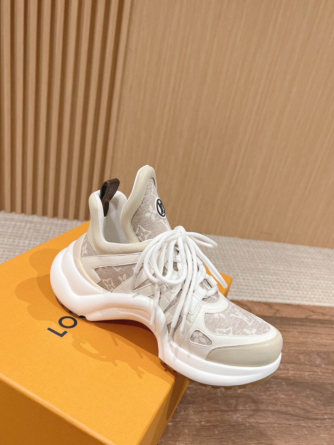 LOUIS VUITTON LV ARCHLIGHT SNEAKER IN WHITE CALFSKIN AND CAMEL BEIGE MONOGRAM DENIM