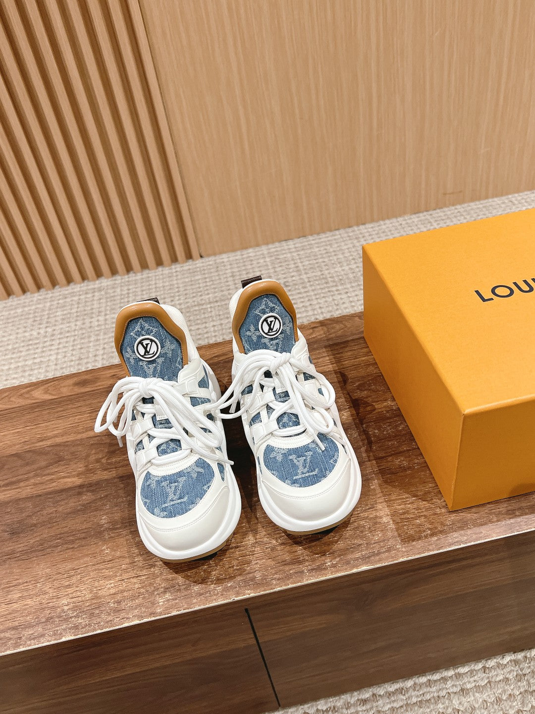 LOUIS VUITTON LV ARCHLIGHT SNEAKER IN WHITE CALFSKIN AND LIGHT BLUE MONOGRAM DENIM