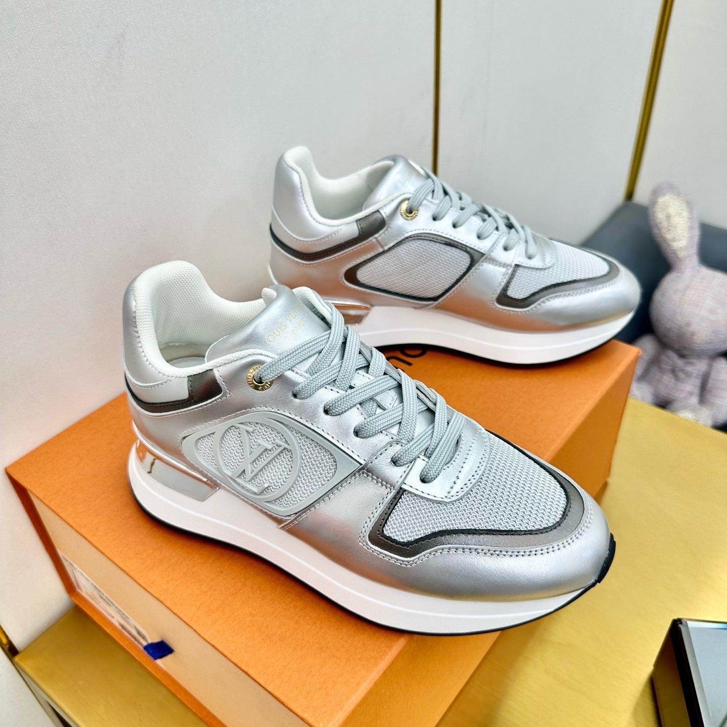 LOUIS VUITTON NEO RUN AWAY SNEAKER IN SILVER CALFSKIN