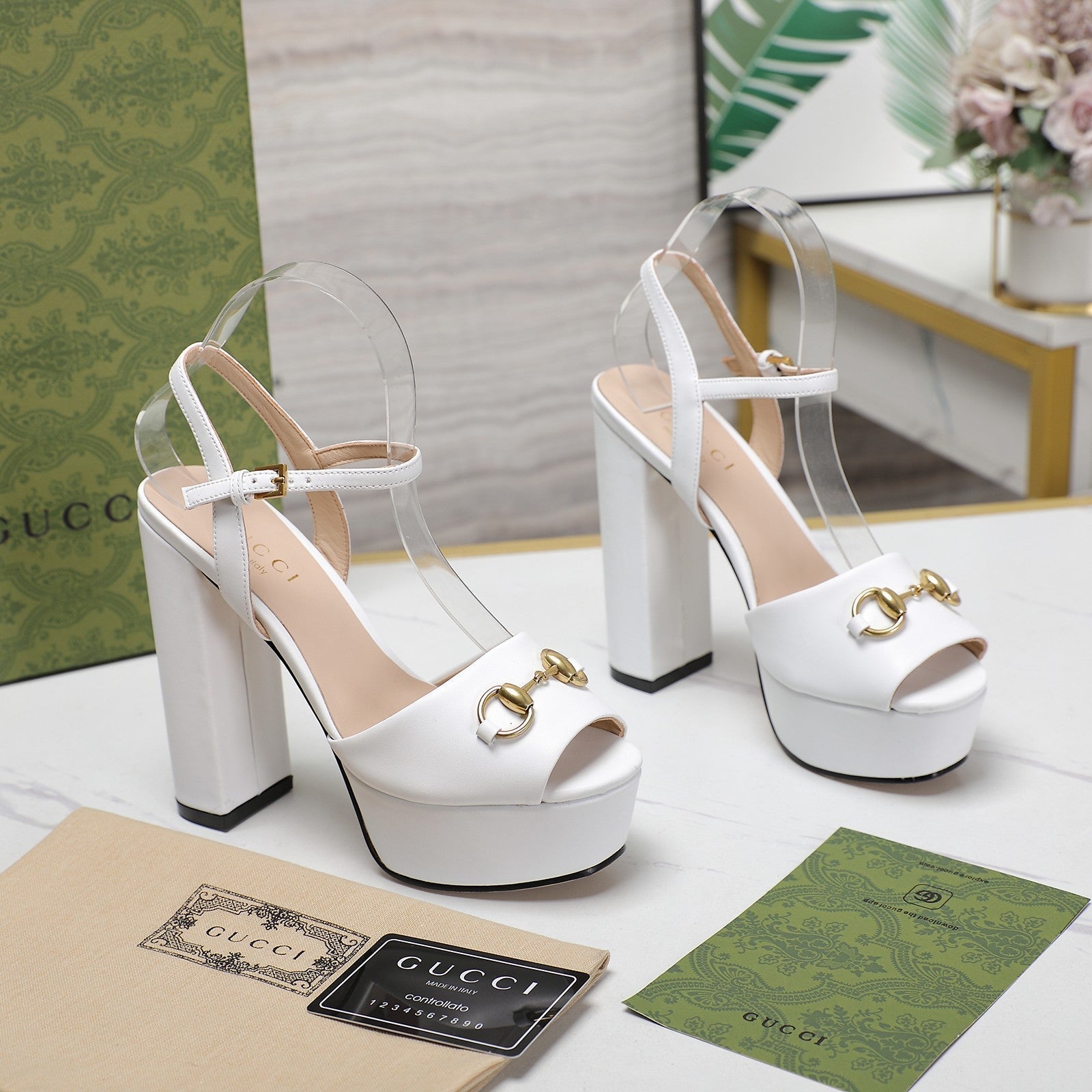 GUCCI Sandales Cuir Noir White