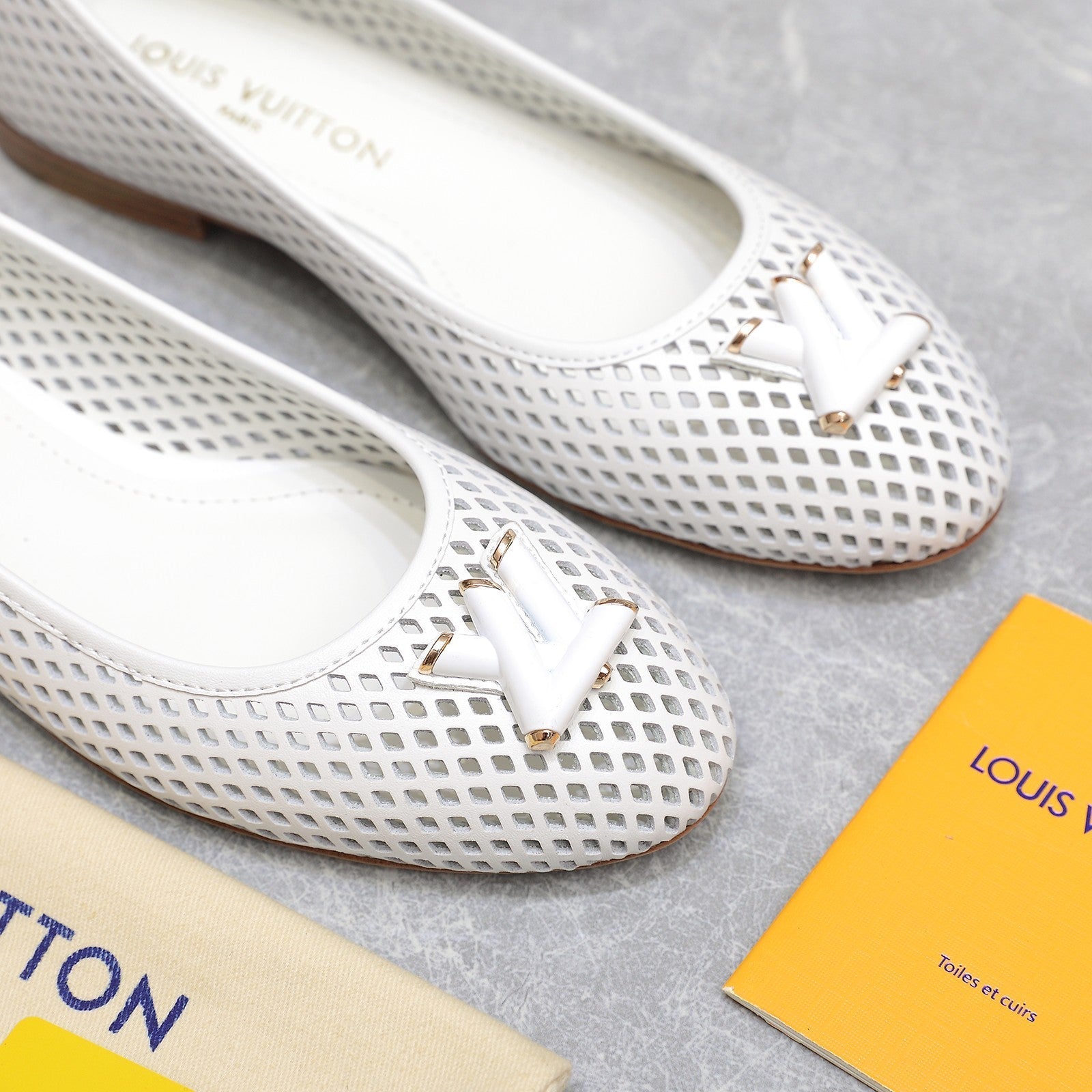 LOUIS VUITTON LV WOMEN'S BALLET FLAT IN WHITE CALFSKIN WITH PERFORATION CRAFTMANSHIP