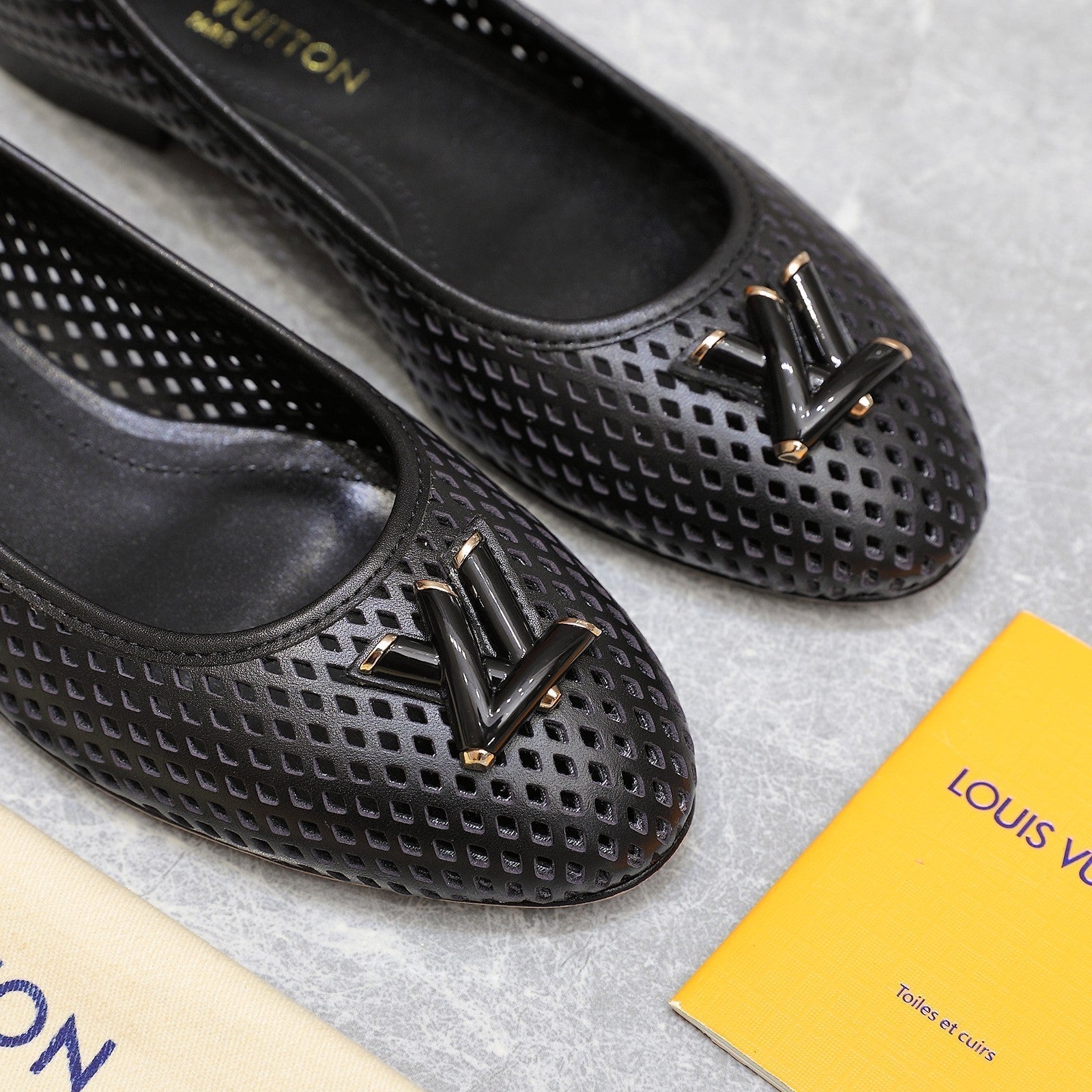 LOUIS VUITTON LV WOMEN'S BALLET FLAT IN BLACK CALFSKIN WITH PERFORATION CRAFTMANSHIP