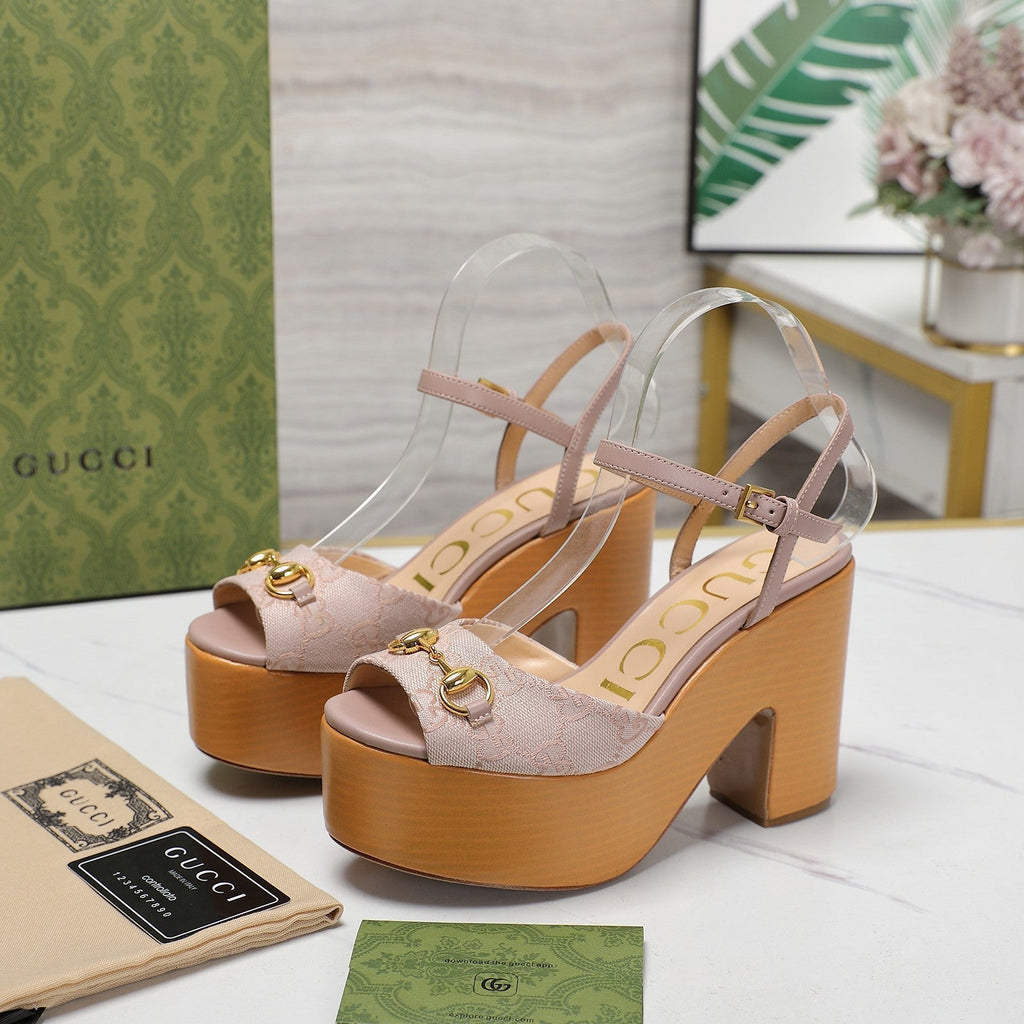GUCCI HORSEBIT WEDGE SANDAL IN LIGHT BEIGE MONOGRAM JACQUARD FABRIC AND SHEEPSKIN LINING