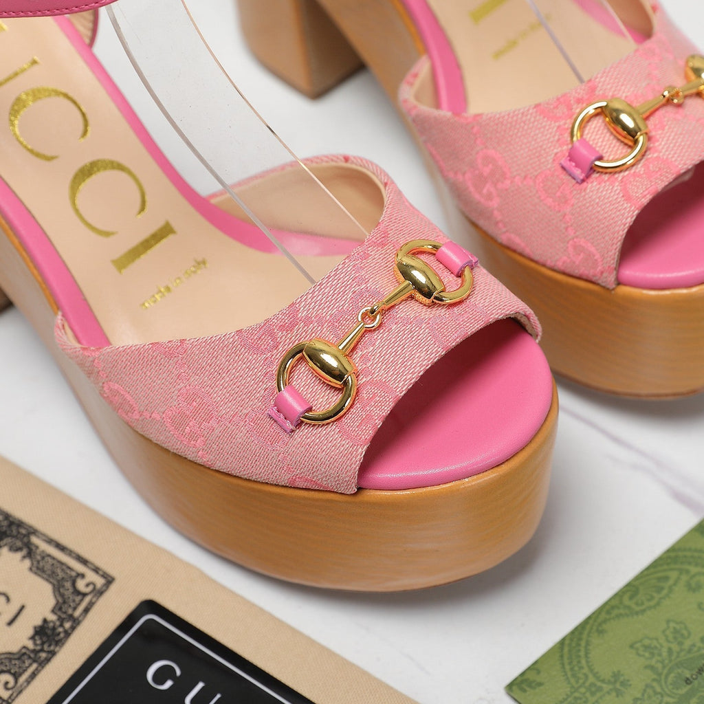 GUCCI HORSEBIT WEDGE SANDAL IN PINK MONOGRAM JACQUARD FABRIC AND SHEEPSKIN LINING