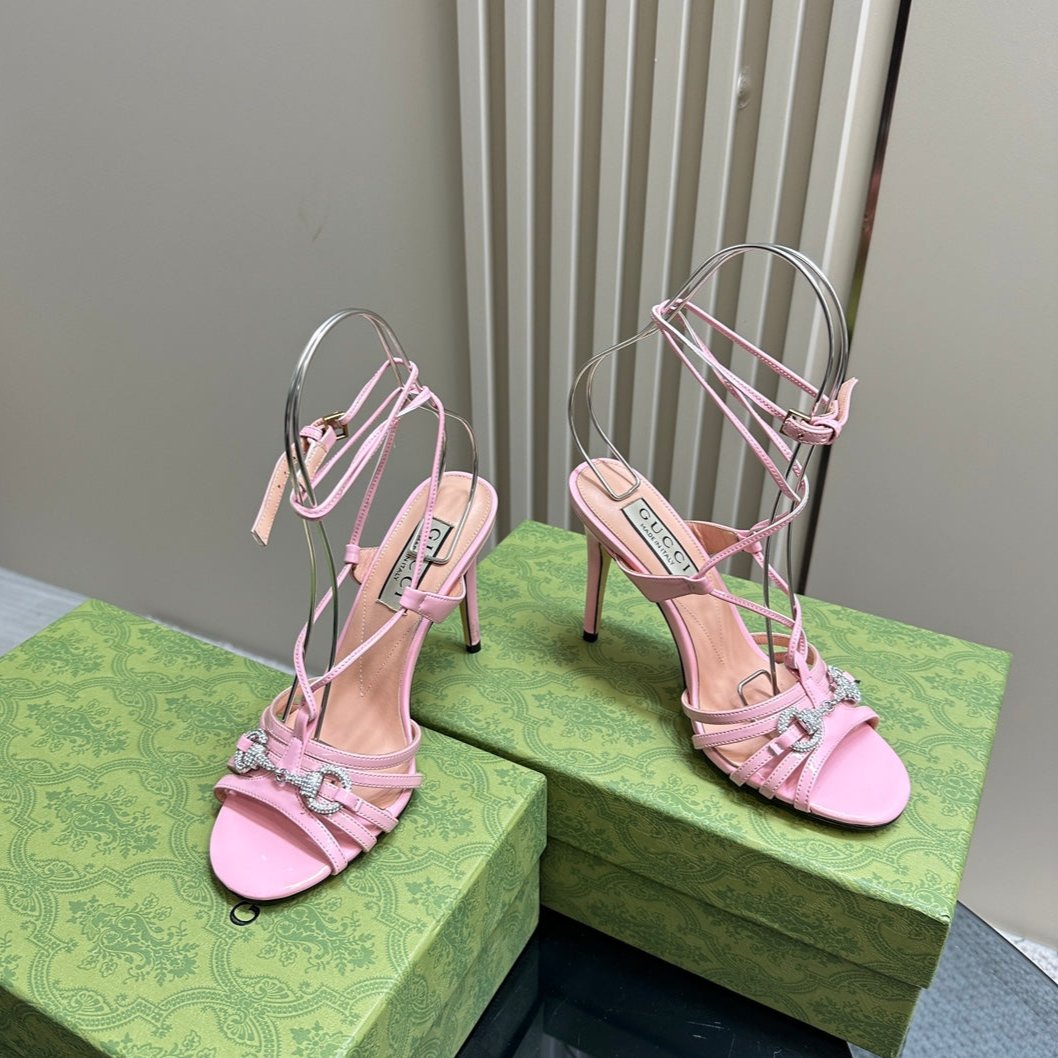 GUCCI CRYSTAL HORSEBIT STRAPPY SANDAL 10.5CM IN LIGHT PINK PATENT LEATHER